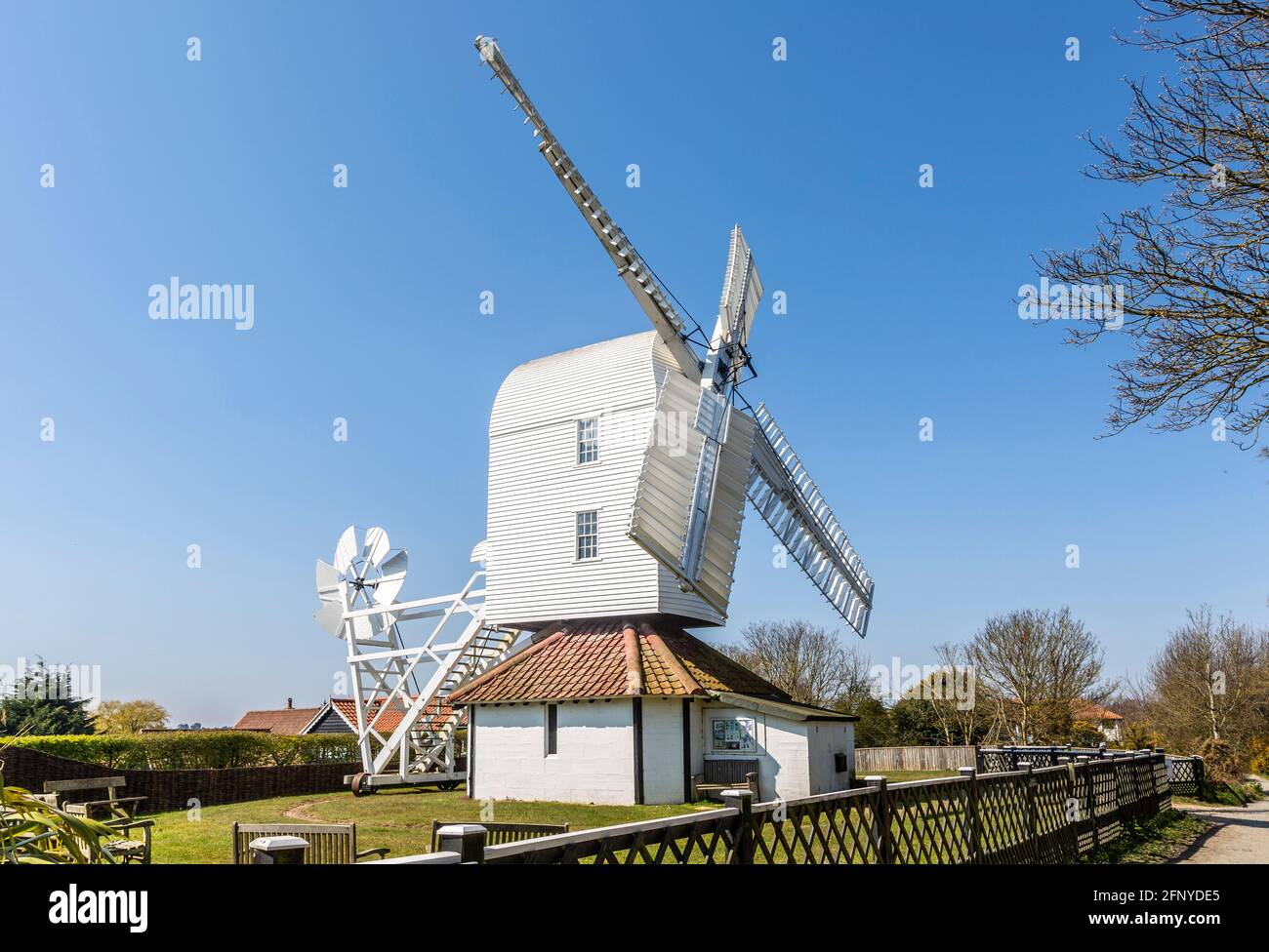 Storico mulino a vento a Thorpeness, Suffolk, Inghilterra, Regno Unito dal 1923 originariamente ad Aldringham costruito 1803 Foto Stock