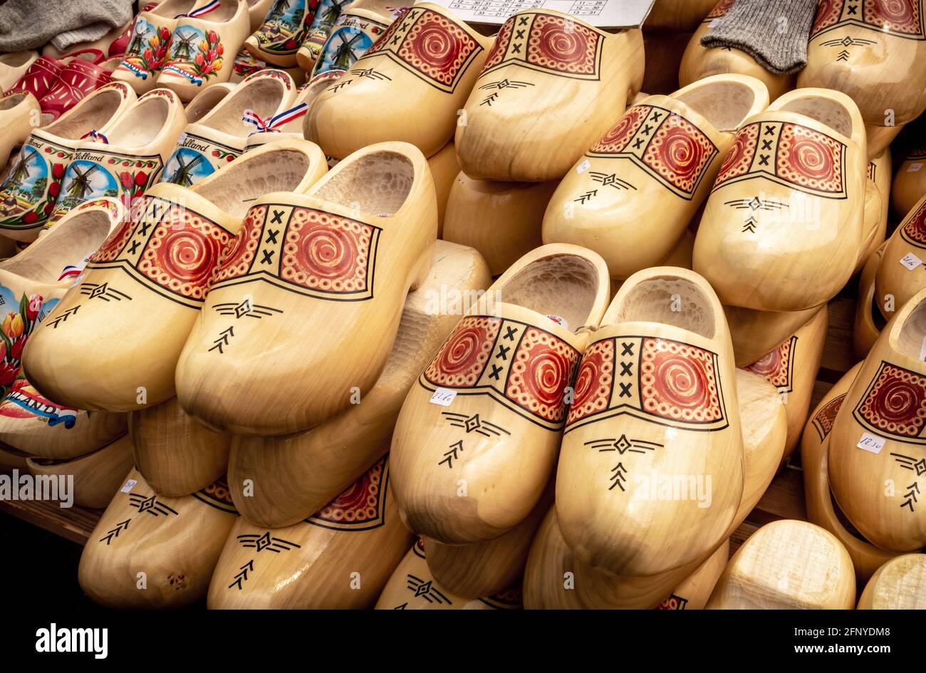 Scarpe tradizionali olandesi in legno in vendita su un mercato ad Amsterdam, Olanda - 27 luglio 2012 Foto Stock