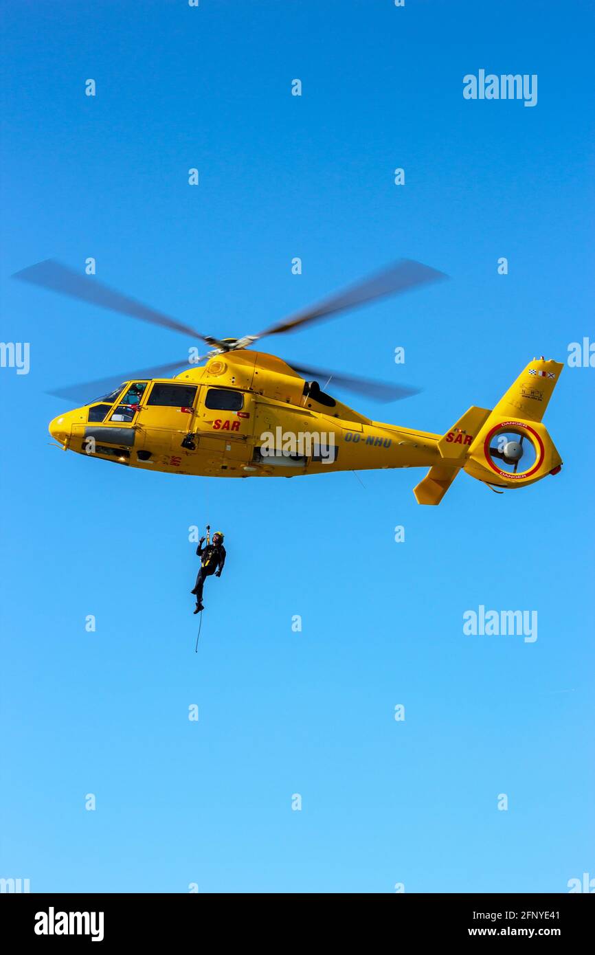 Elicottero di soccorso Eurocopter AS365 Daupin da NHV-Noordzee Helikopters operazione di salvataggio. 7 settembre 2012.. Foto Stock