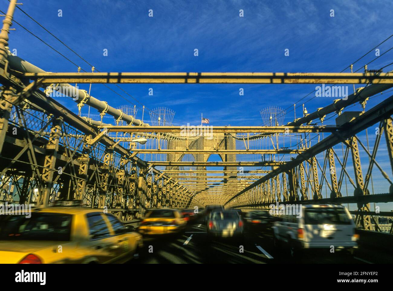 2005 TRAFFICO STRADALE STORICO PONTE DI BROOKLYN (©J & W ROEBLING 1876) MANHATTAN NEW YORK CITY USA Foto Stock