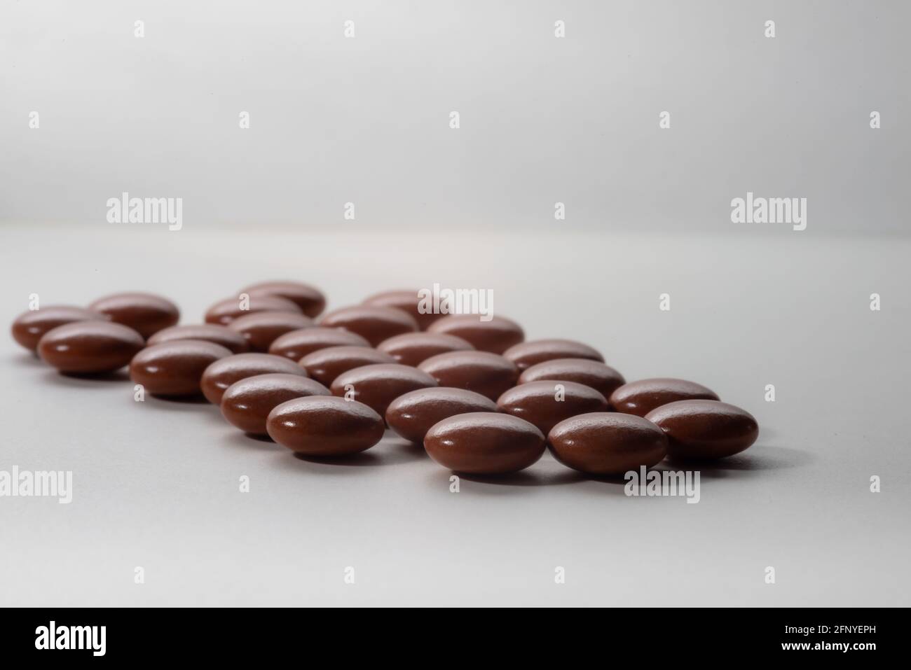 Naturale Anti stress o dormire compresse per aiutare a rilassarsi su sfondo bianco, medicina alternativa a base di erbe. Foto Stock