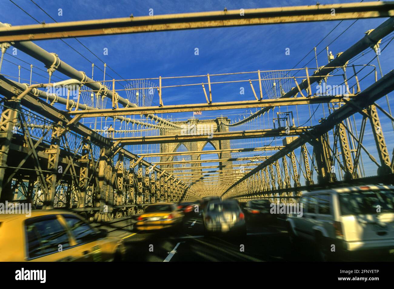 2005 TRAFFICO STRADALE STORICO PONTE DI BROOKLYN (©J & W ROEBLING 1876) MANHATTAN NEW YORK CITY USA Foto Stock