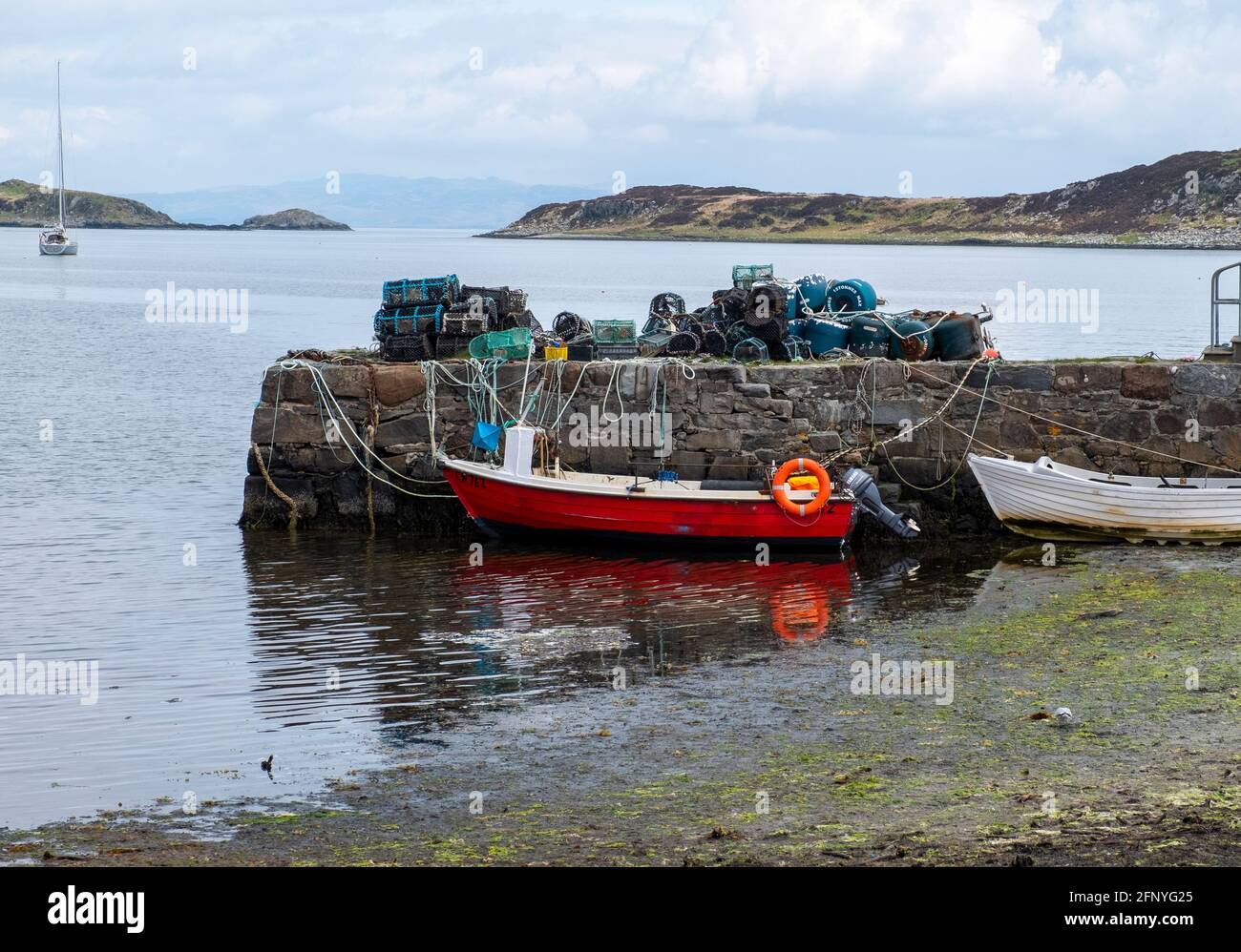Piccole barche nel porto di Craighouse, Isola del Giura, Ebridi interne, Scozia. Foto Stock