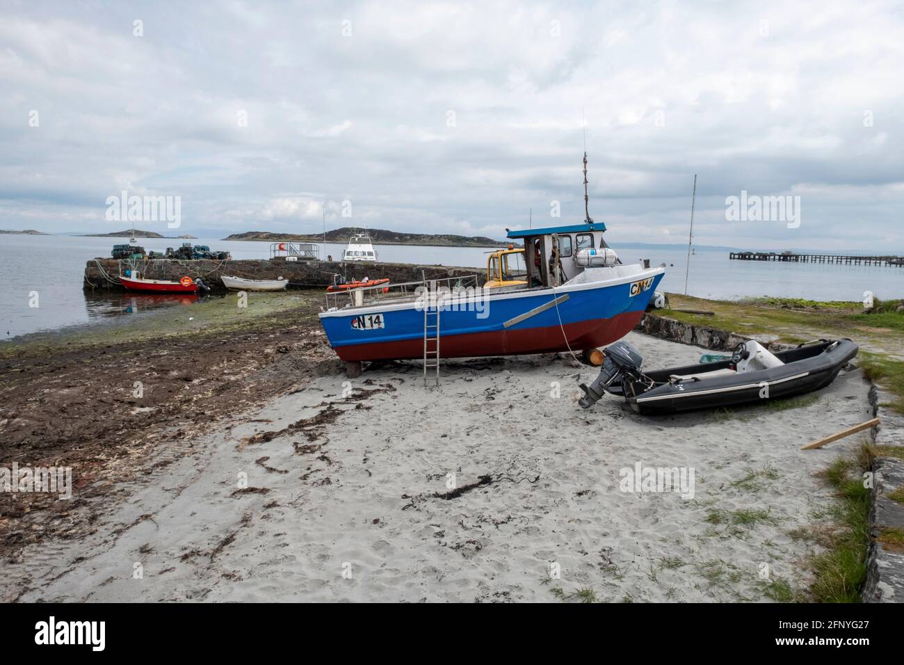 Piccole barche nel porto di Craighouse, Isola del Giura, Ebridi interne, Scozia. Foto Stock