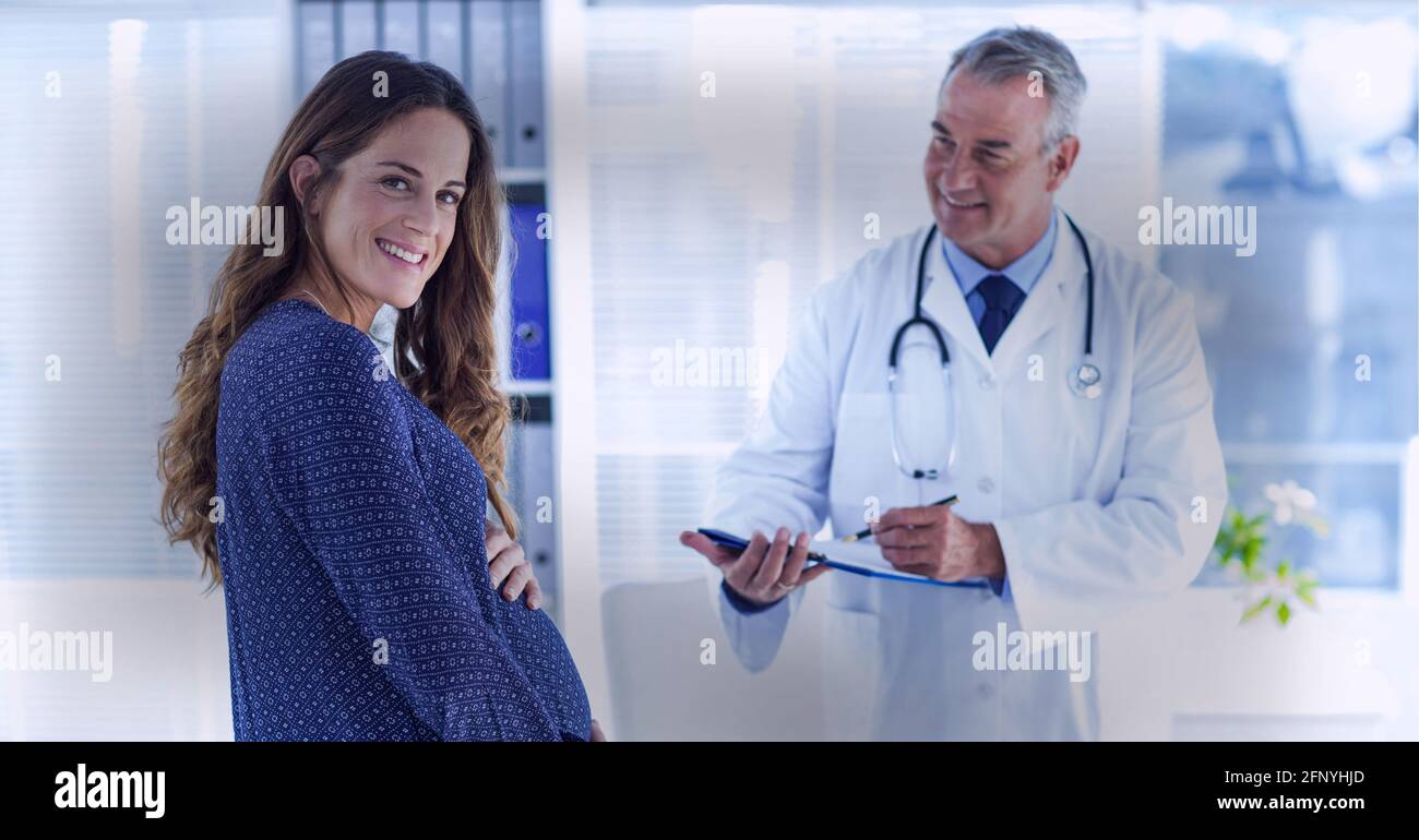 Medico che dà la consultazione ad un paziente incinta, ai concetti di salute e dei professionisti medici Foto Stock