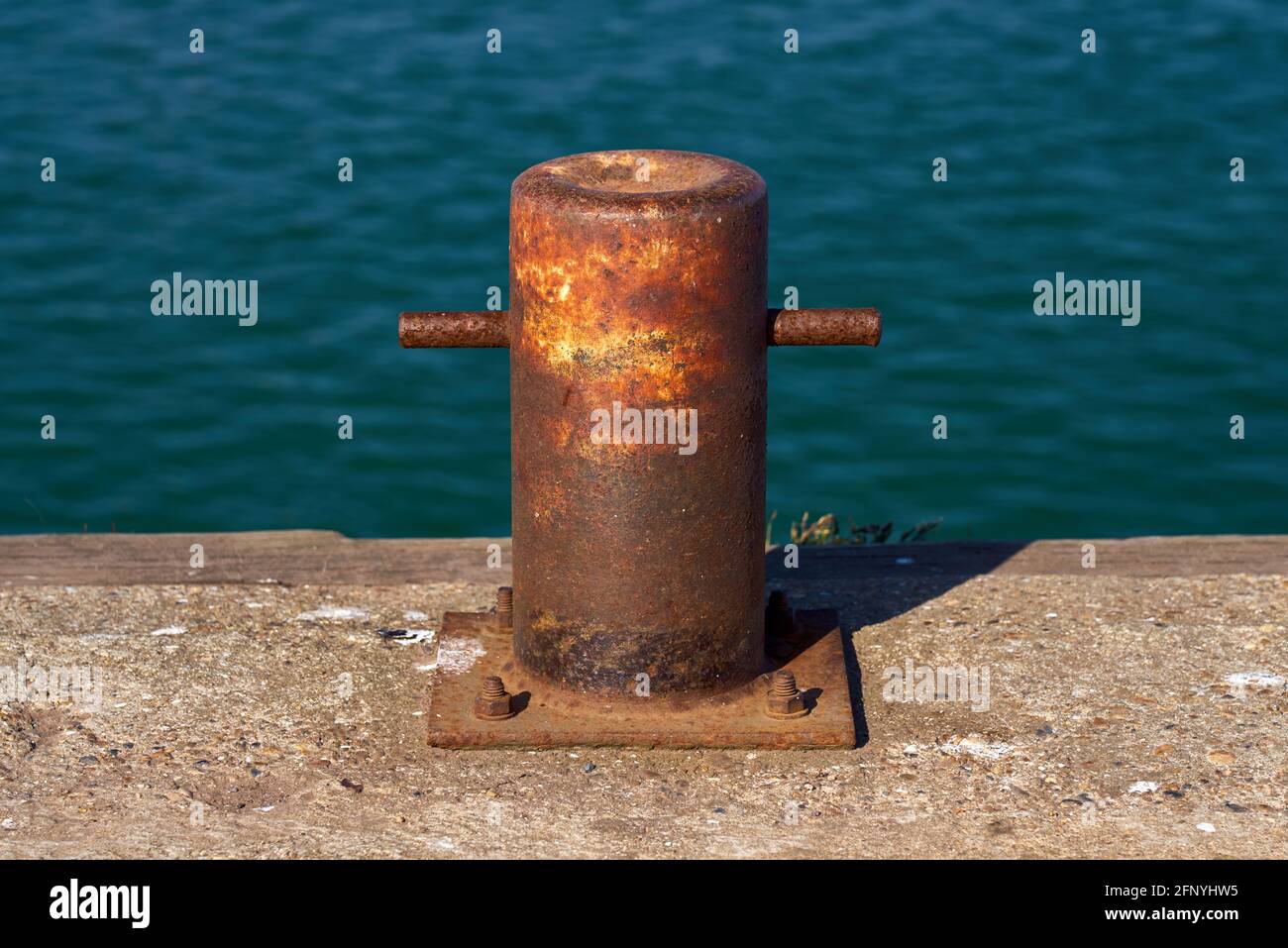 Un paletto samson stile singolo bitt ormeggio per le barche Foto Stock
