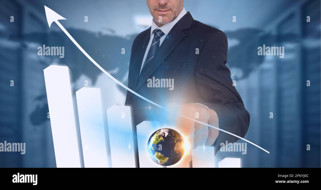 Globo e grafici a barre sopra la sezione centrale del contatto dell'uomo d'affari schermo invisibile contro la mappa del mondo Foto Stock