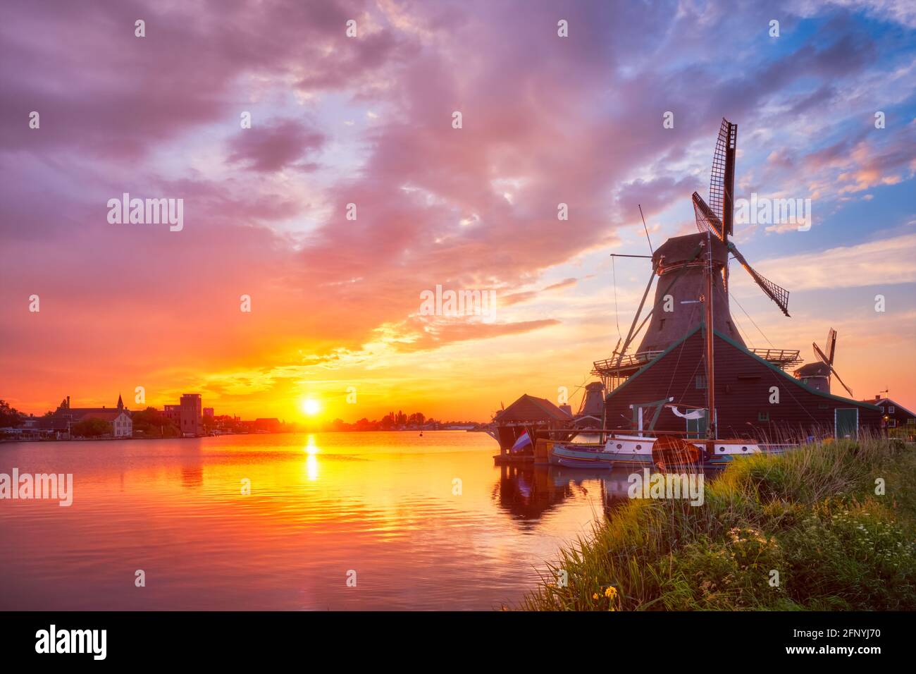 Mulini a vento di Zaanse Schans in Olanda il tramonto. Zaandam, Nether Foto Stock