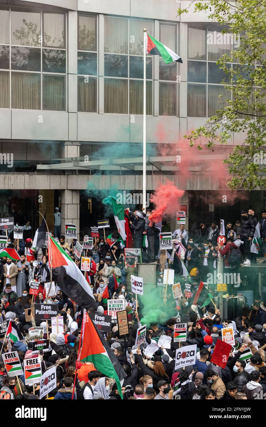 Folla di manifestanti con bandiere, cartelli e bombe di fumo, protesta di solidarietà della "Palestina libera", Londra, 15 maggio 2021 Foto Stock