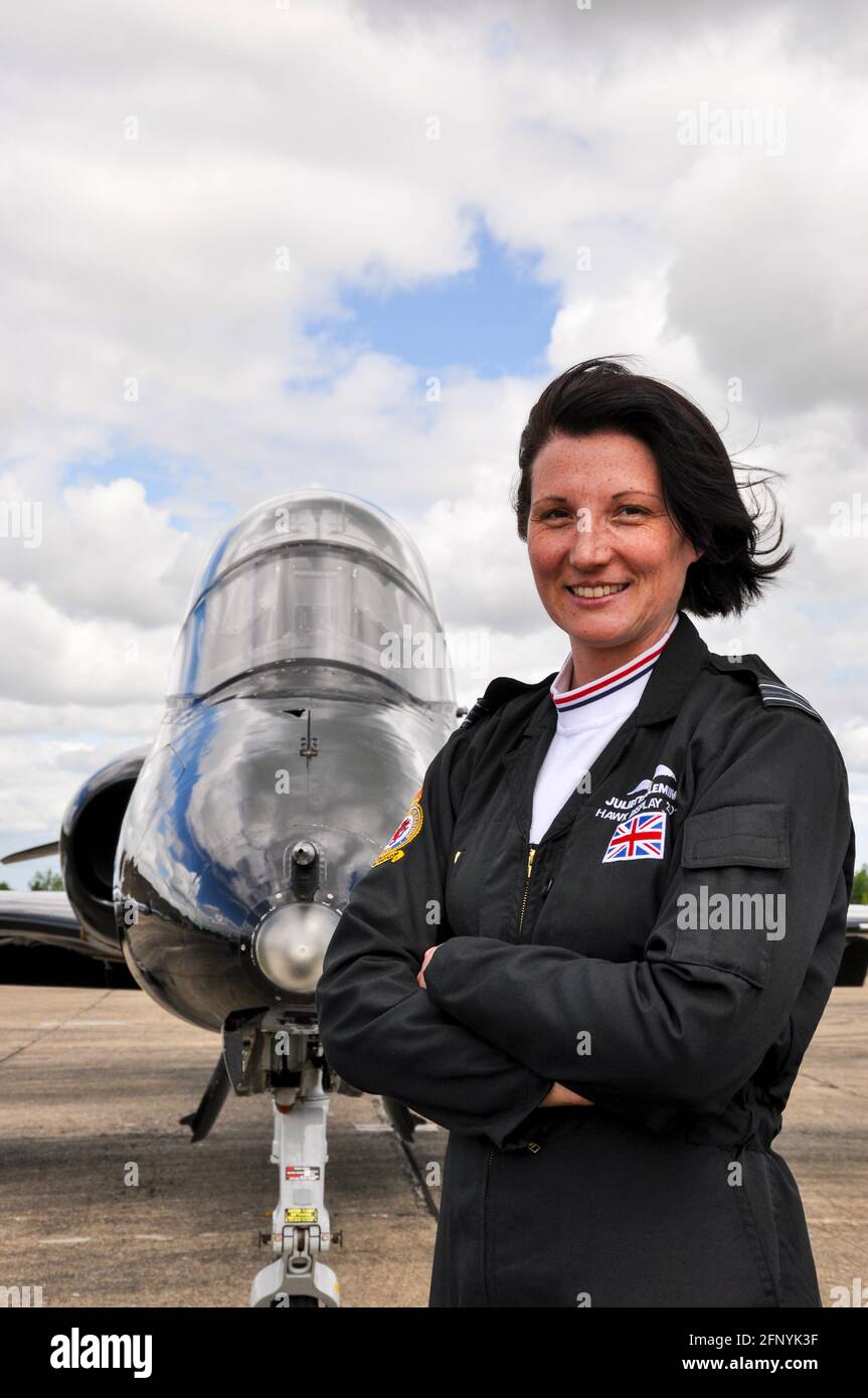 Juliette Fleming (ora Williams) è raffigurato qui quando essa ha assunto il ruolo di RAF del jet Hawk display solista pilota nel 2011. Royal Air Force femmina Foto Stock