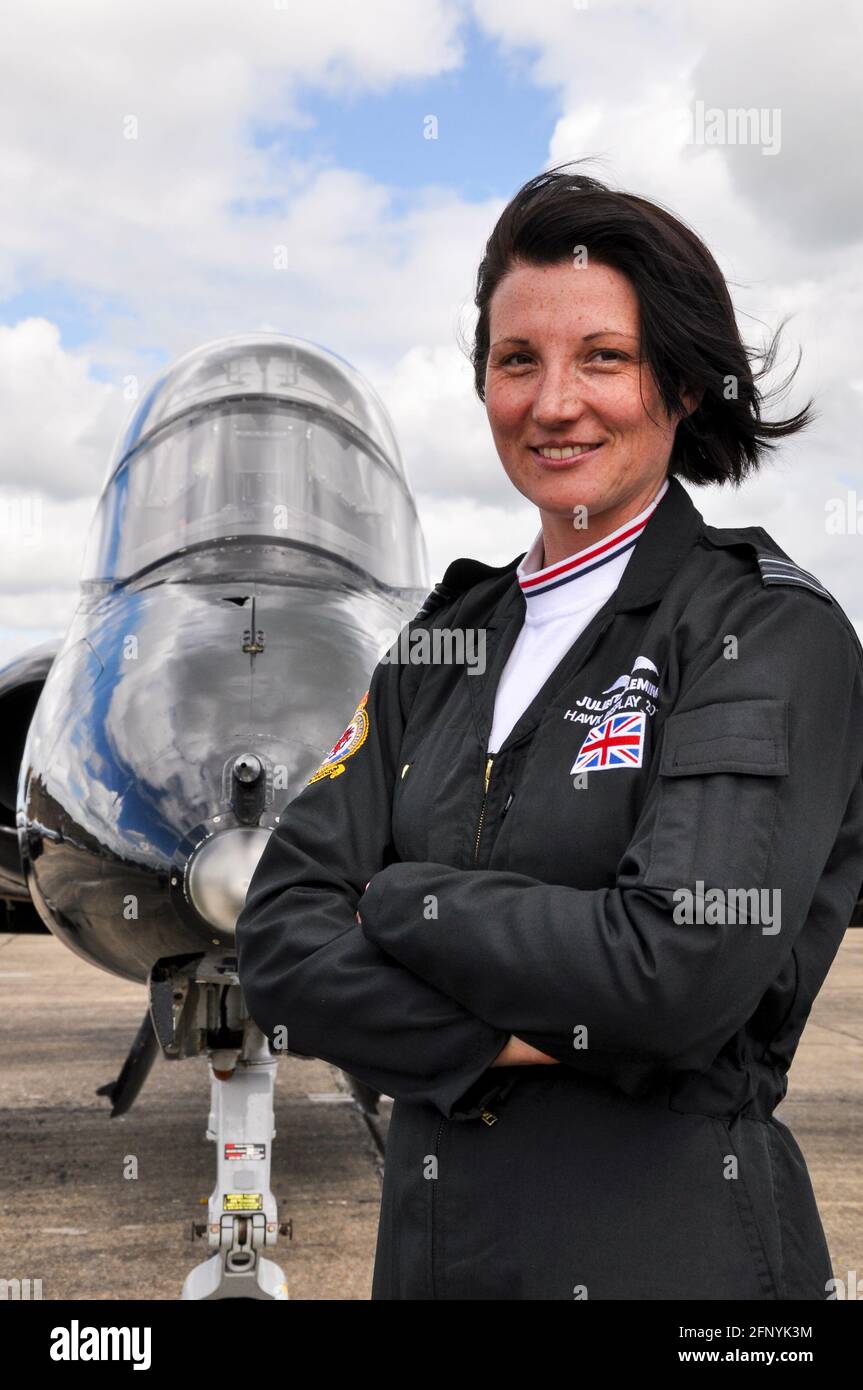 Juliette Fleming (ora Williams) è raffigurato qui quando essa ha assunto il ruolo di RAF del jet Hawk display solista pilota nel 2011. Royal Air Force femmina Foto Stock