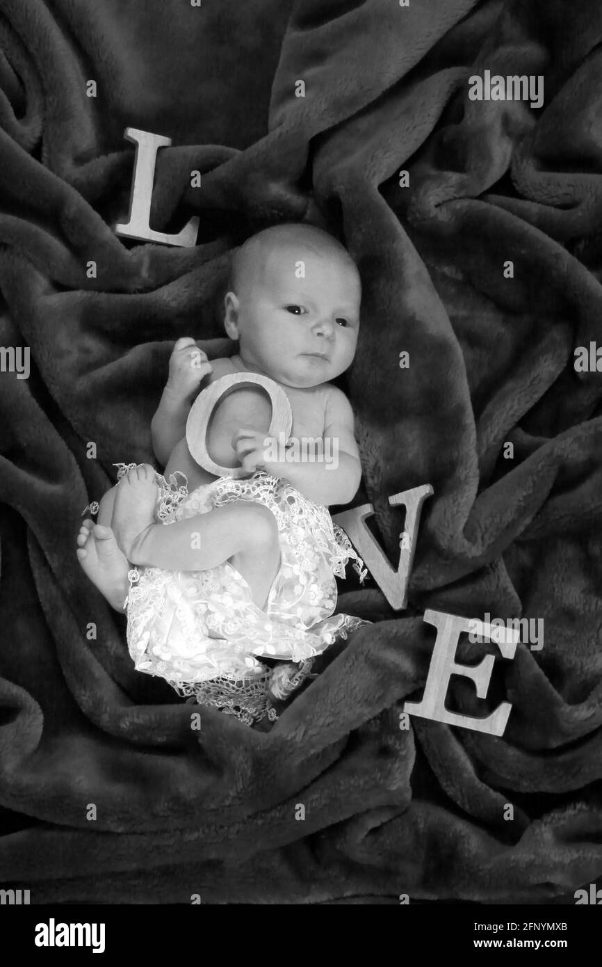 bambina 10 giorni di età che posa su una morbida coperta, neonato bambino Foto Stock