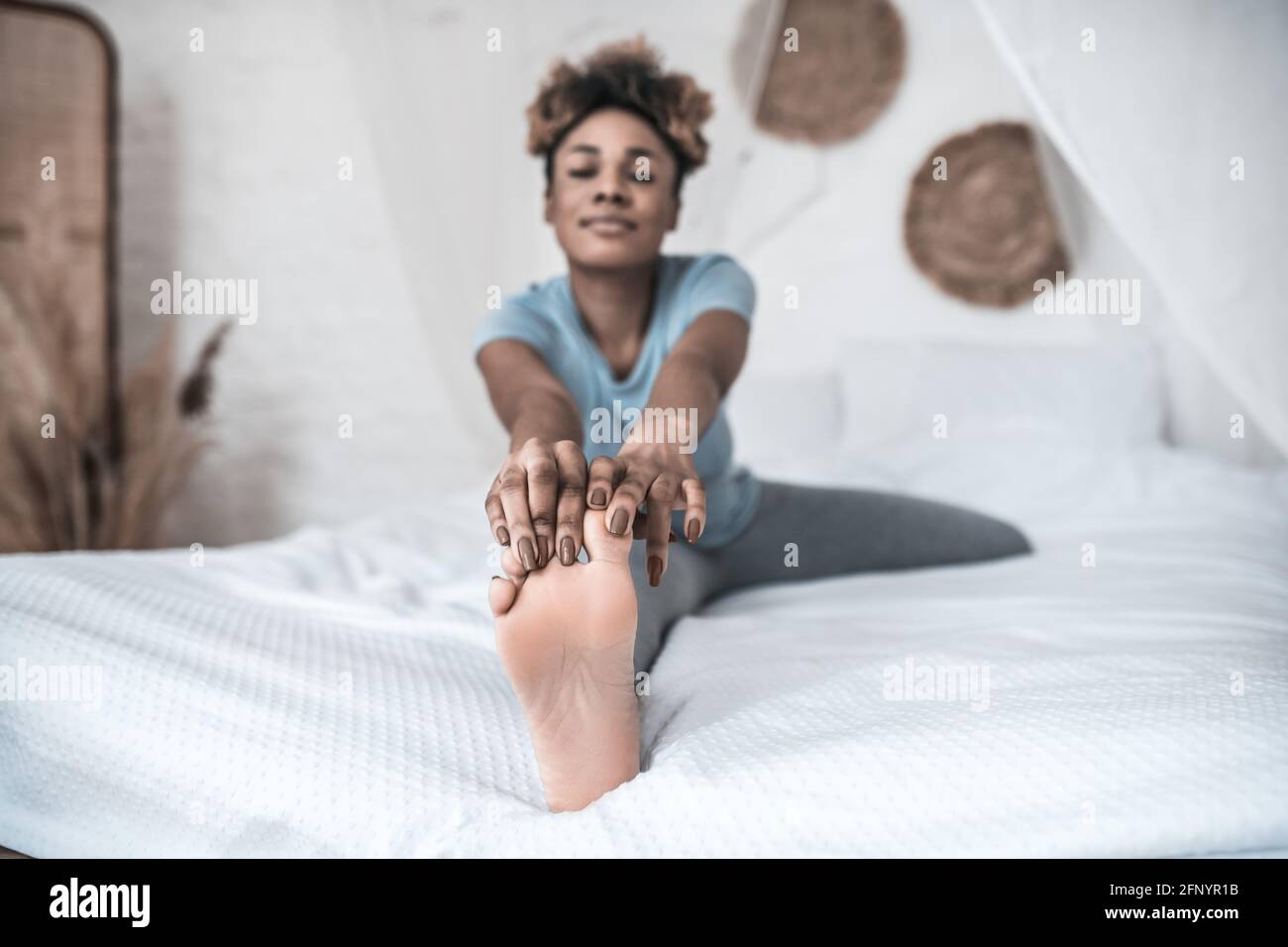 Donna con le mani che le toccano le dita Foto Stock