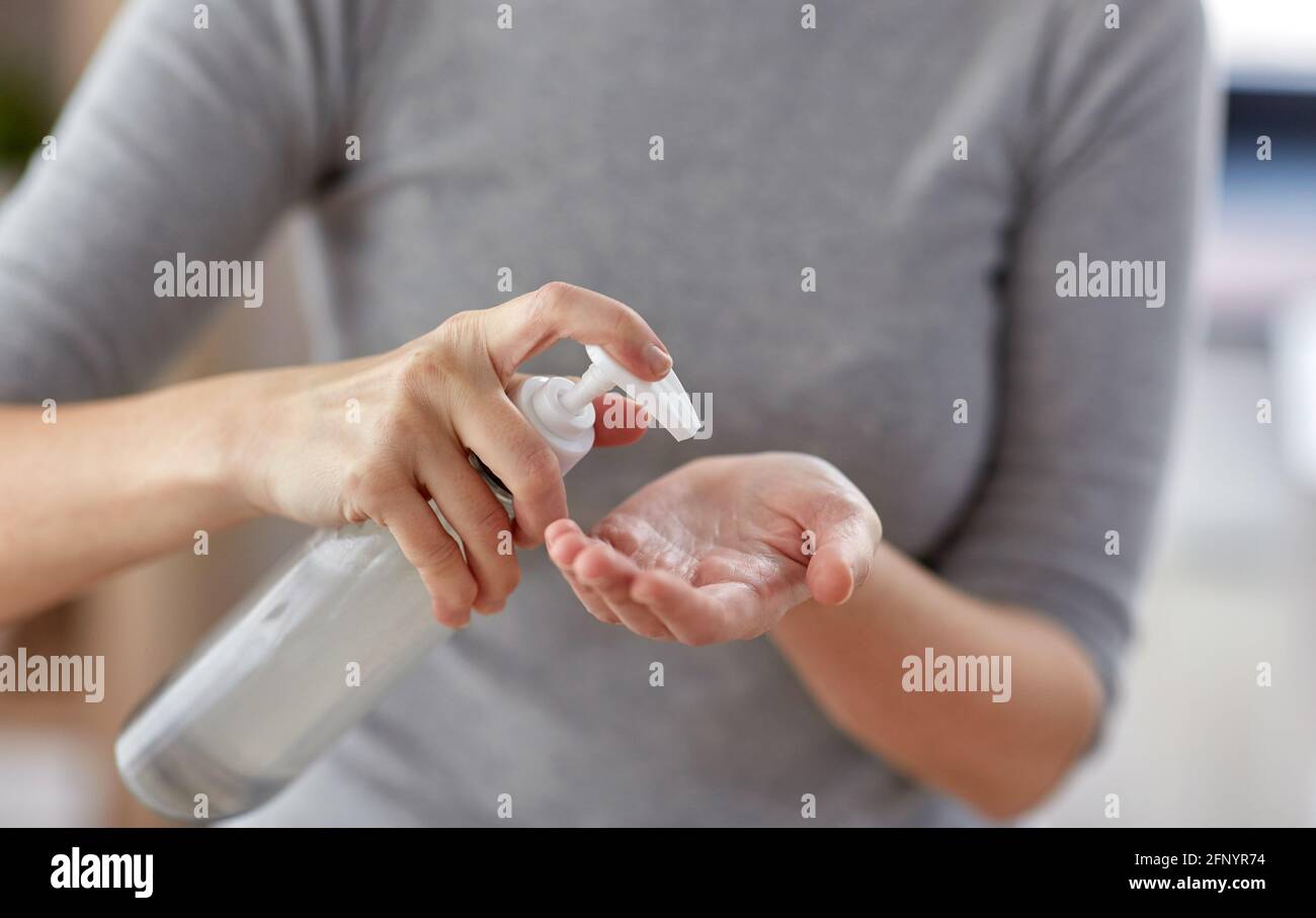 primo piano di donna che applica l'igienizzatore per le mani Foto Stock