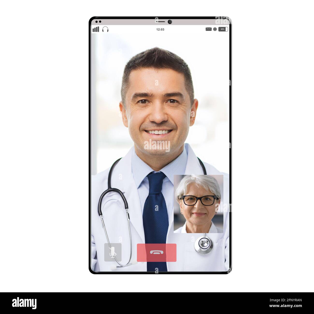 video chat del medico e del paziente anziano sullo smartphone Foto Stock