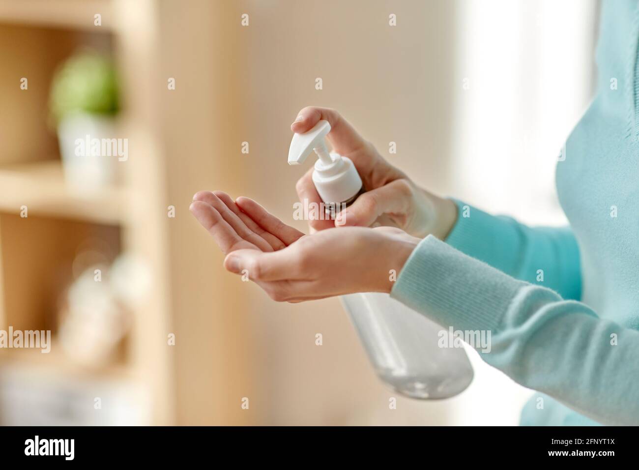 primo piano di donna che applica l'igienizzatore per le mani Foto Stock