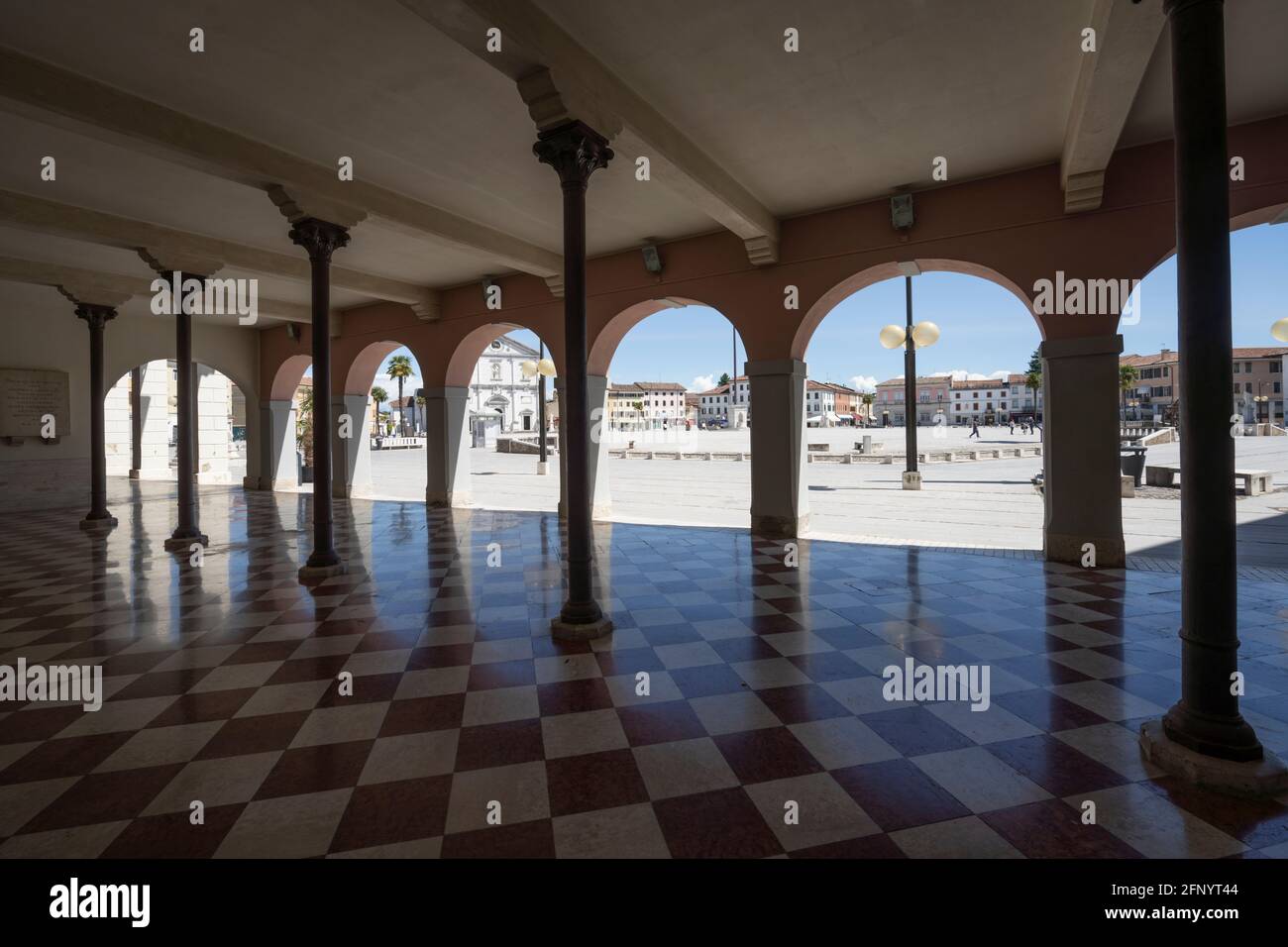 Palmanova, Italia. 18 maggio 2021. Vista del portico del municipio Foto Stock