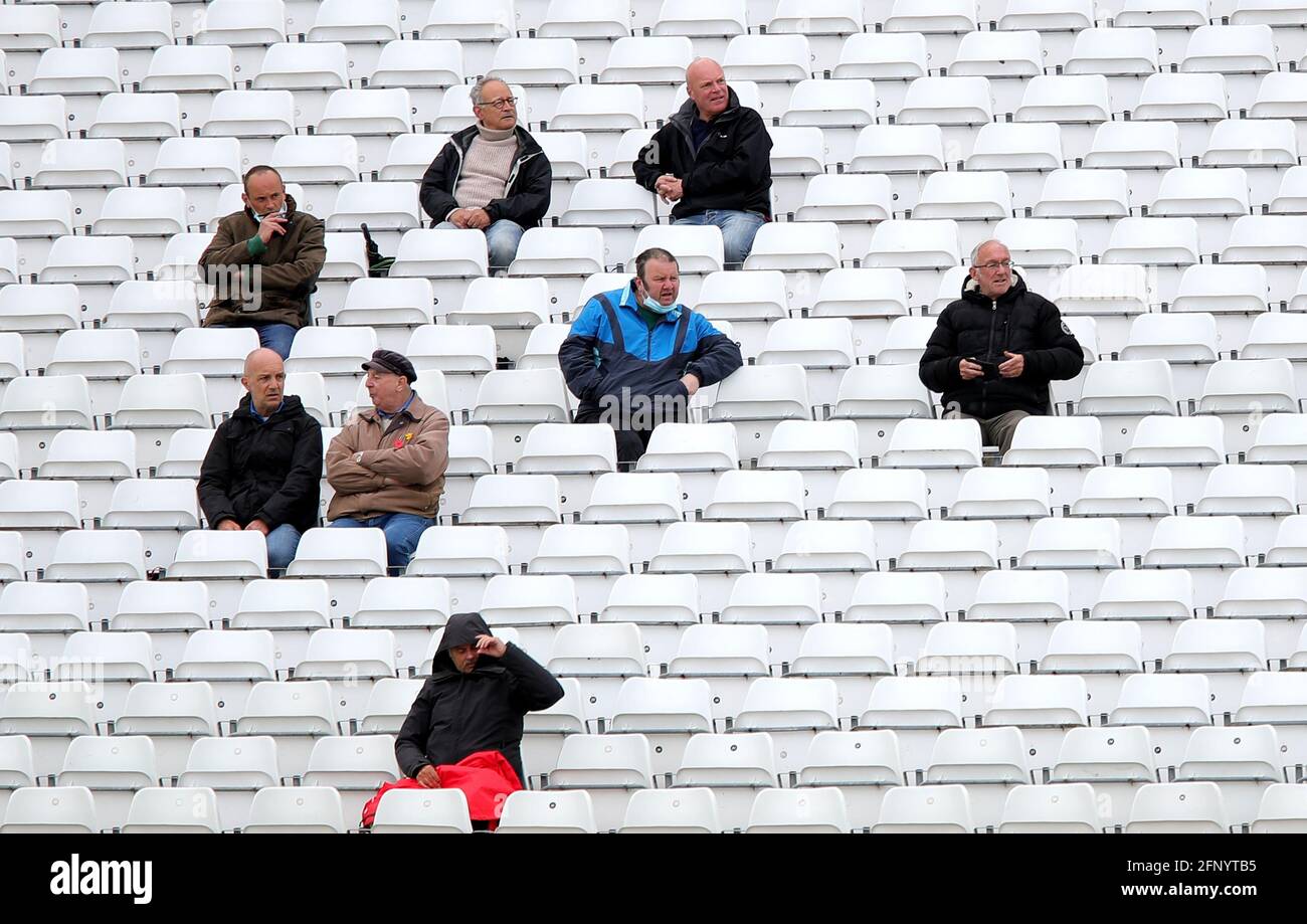 Spettatori distanza sociale durante il giorno uno della partita LV= Insurance County Championship a Trent Bridge, Nottingham. Data immagine: Giovedì 20 maggio 2021. Foto Stock