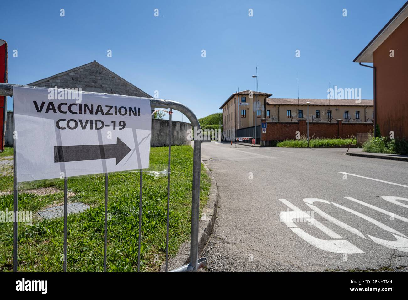 Palmanova, Italia. 18 maggio 2021. Il segno che indica il luogo in cui vengono effettuate le vaccinazioni contro Covid 19 Foto Stock