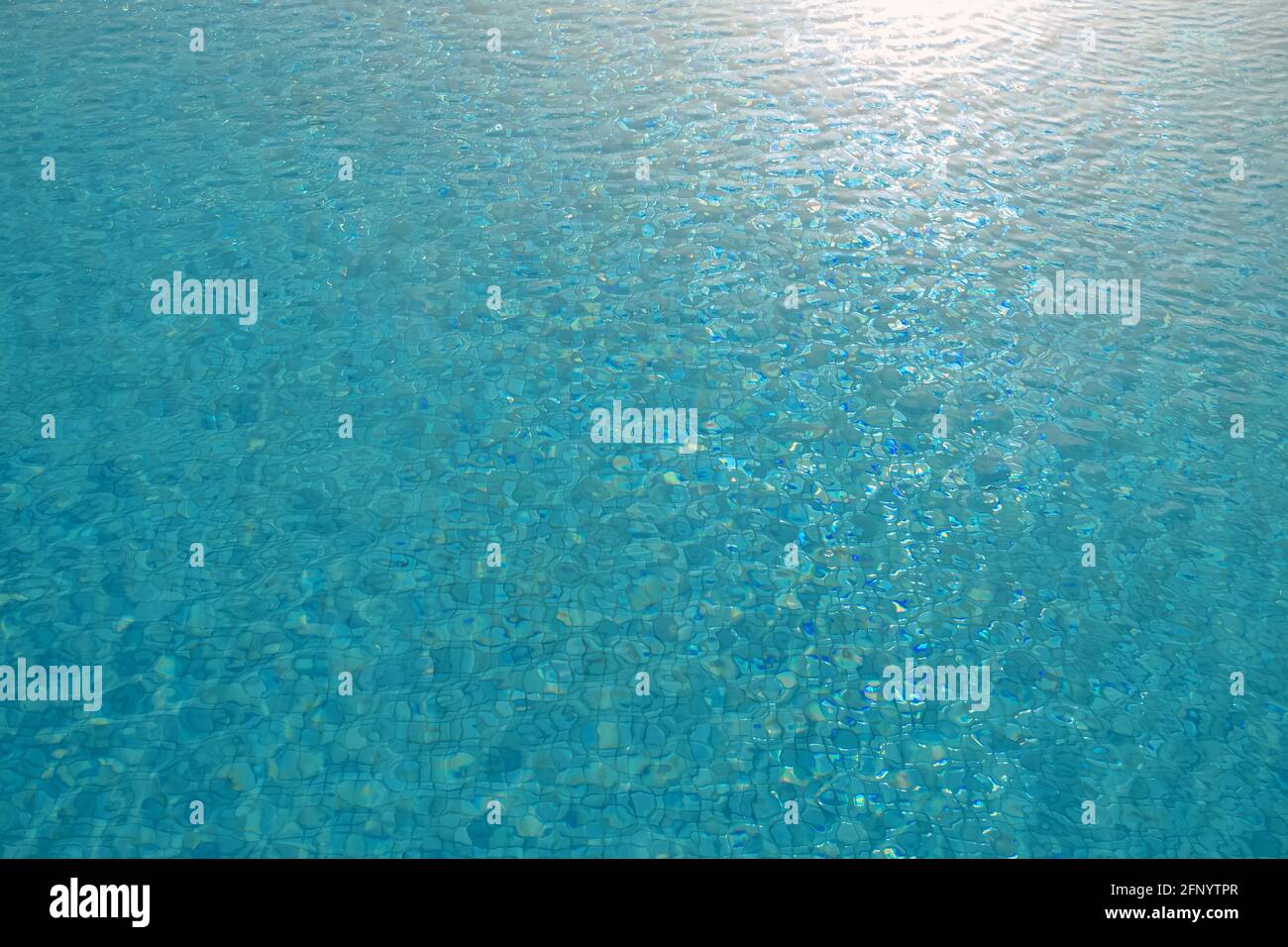 Superficie della piscina con acqua blu rinfrescante. Foto Stock