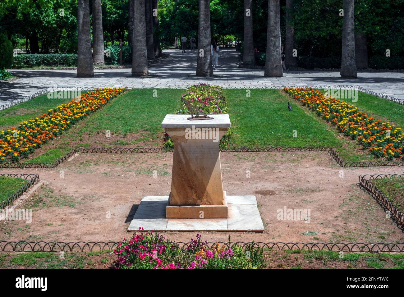 Atene, Attica, Grecia. Ingresso al Giardino Nazionale, la meridiana può essere visto, dal viale Vasilisis Amalias. Parco pubblico nel centro della città di Atene Foto Stock