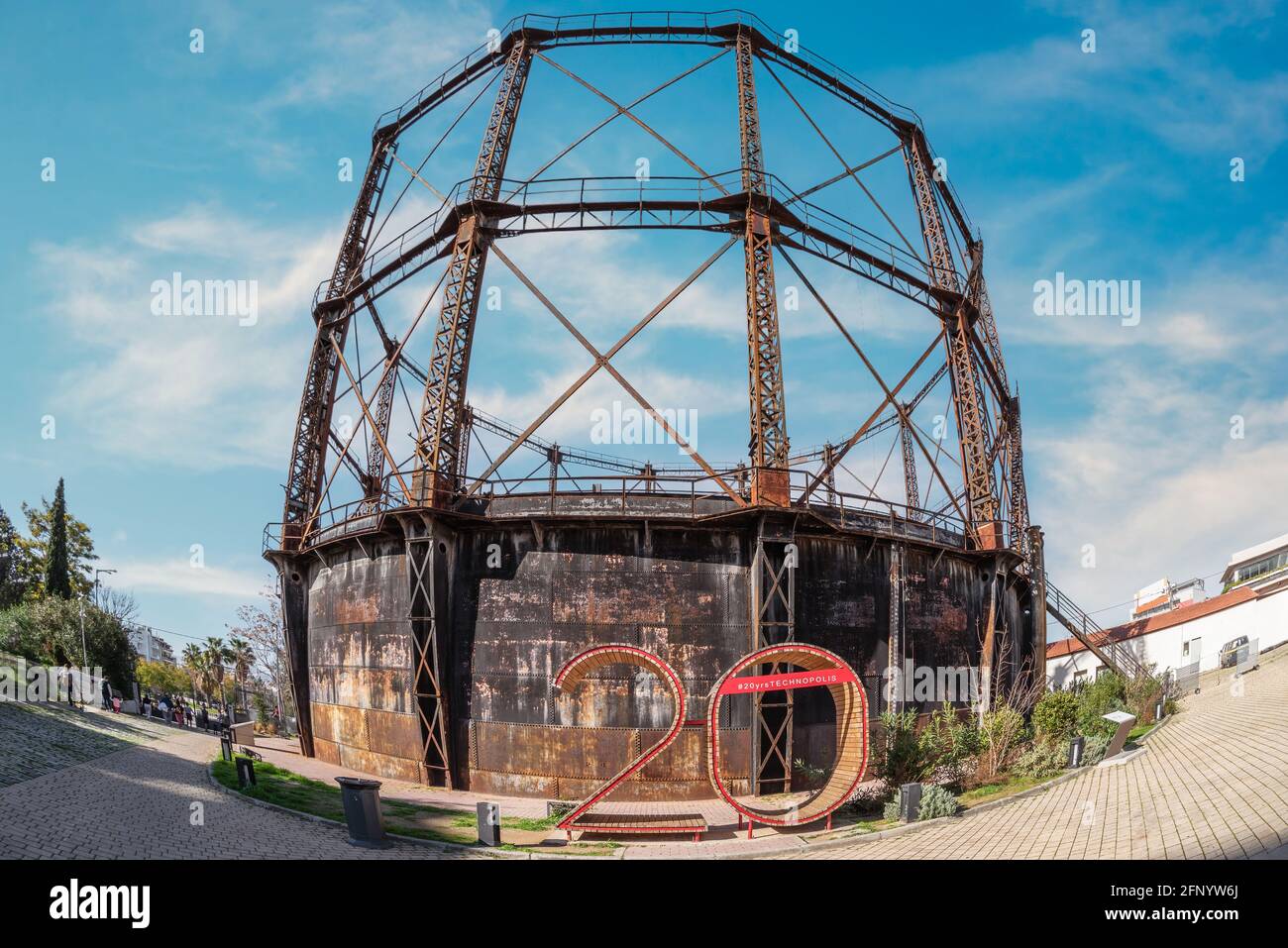 Atene, Attica, Grecia. Il detentore del gas presso la vecchia sede del gaskworks a Technopolois - zona Gazi nella città di Atene Foto Stock