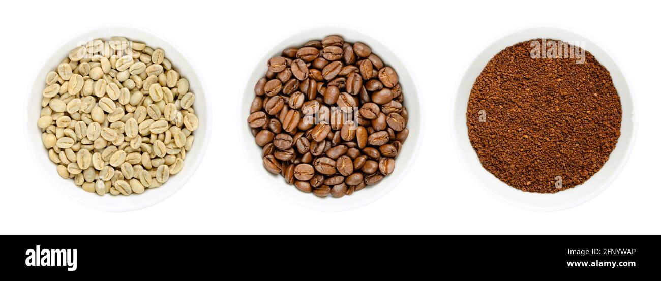 Chicchi di caffè verdi, tostati e macinati in ciotole bianche. Semi di bacche di caffè arabica, di montagna o arabica. Foto Stock