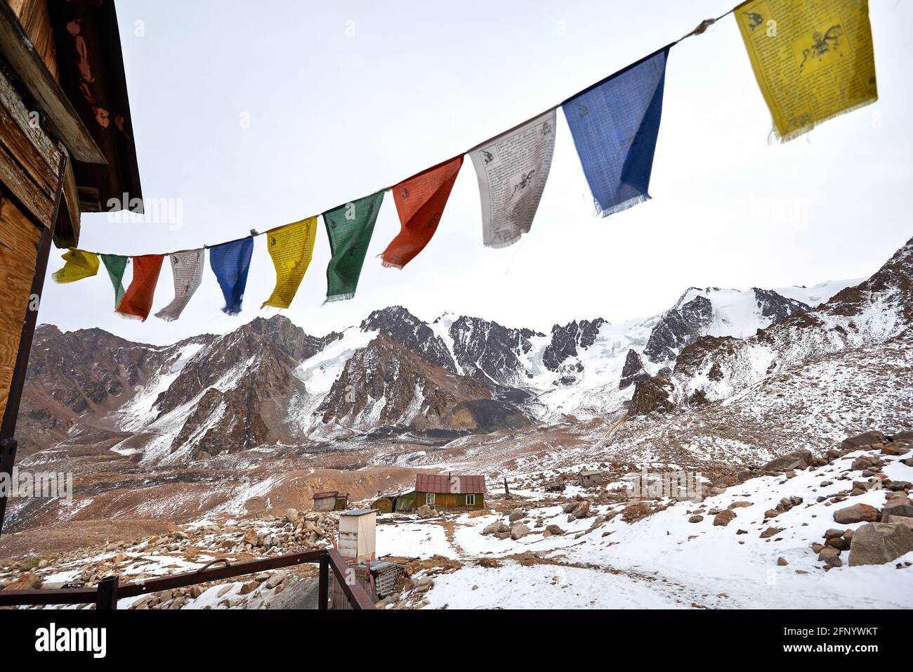 Le bandiere tibetane di preghiera Lung Ta ai monti Tien Shan Del Kazakistan  Foto stock - Alamy