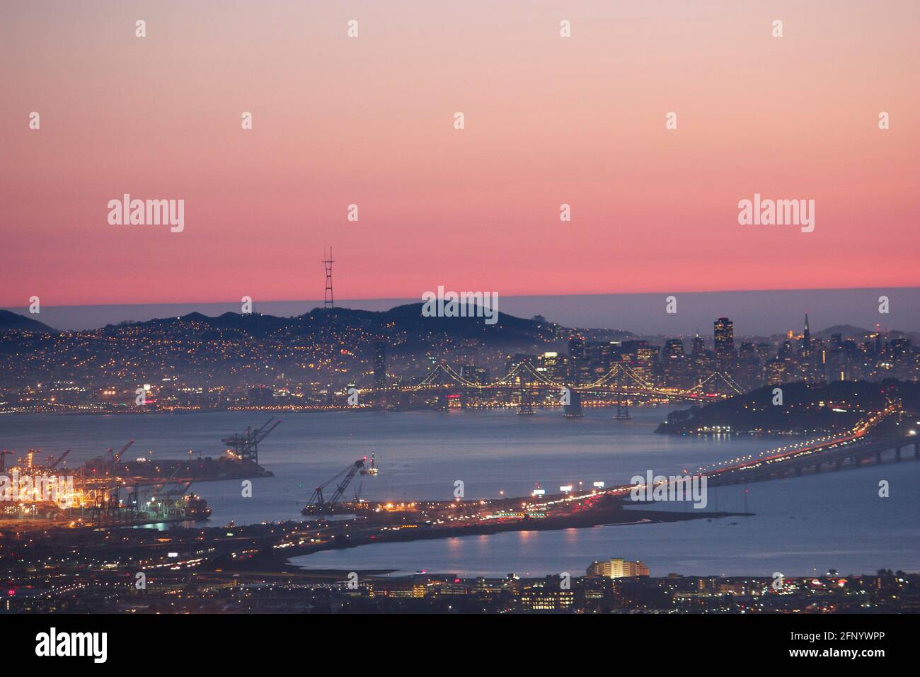 Vista aerea di Oakland e San Francisco Bay al tramonto, San Francisco Bay Area, California, Stati Uniti Foto Stock