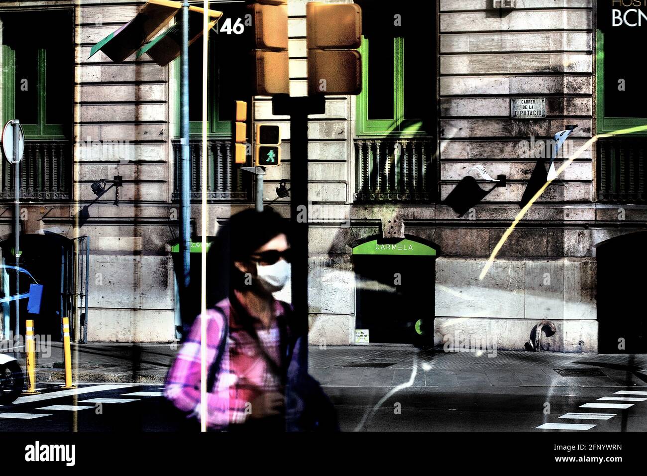 Donna in strada con maschera e occhiali da sole, Barcellona, Spagna. Foto Stock