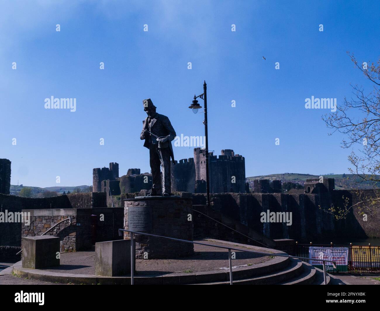 La scultura in bronzo del comico nato a Caerphilly Tommy Cooper è alta 2,7 m, in cima a una base di pietra naturale e granito. Creato dallo scultore JaME Foto Stock