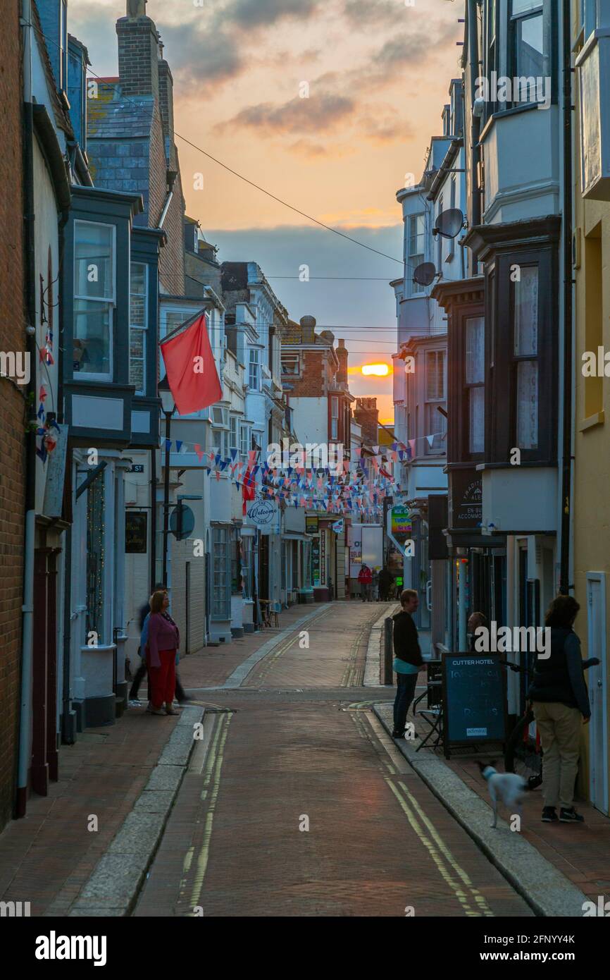 Vista della strada stretta al tramonto, Weymouth, Dorset, Inghilterra, Regno Unito, Europa Foto Stock