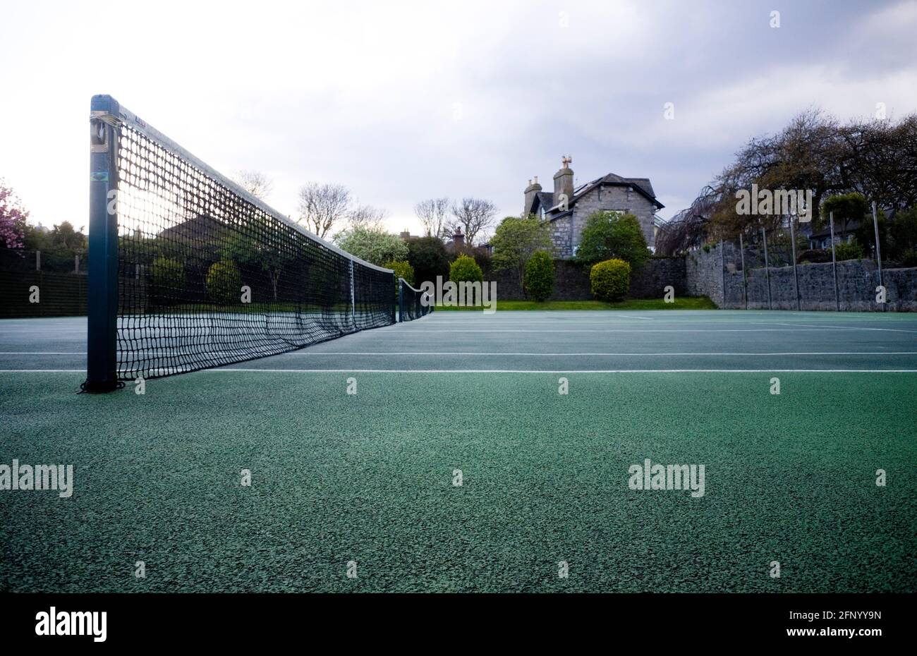 Vista dal basso angolo del campo da tennis e della rete Foto Stock