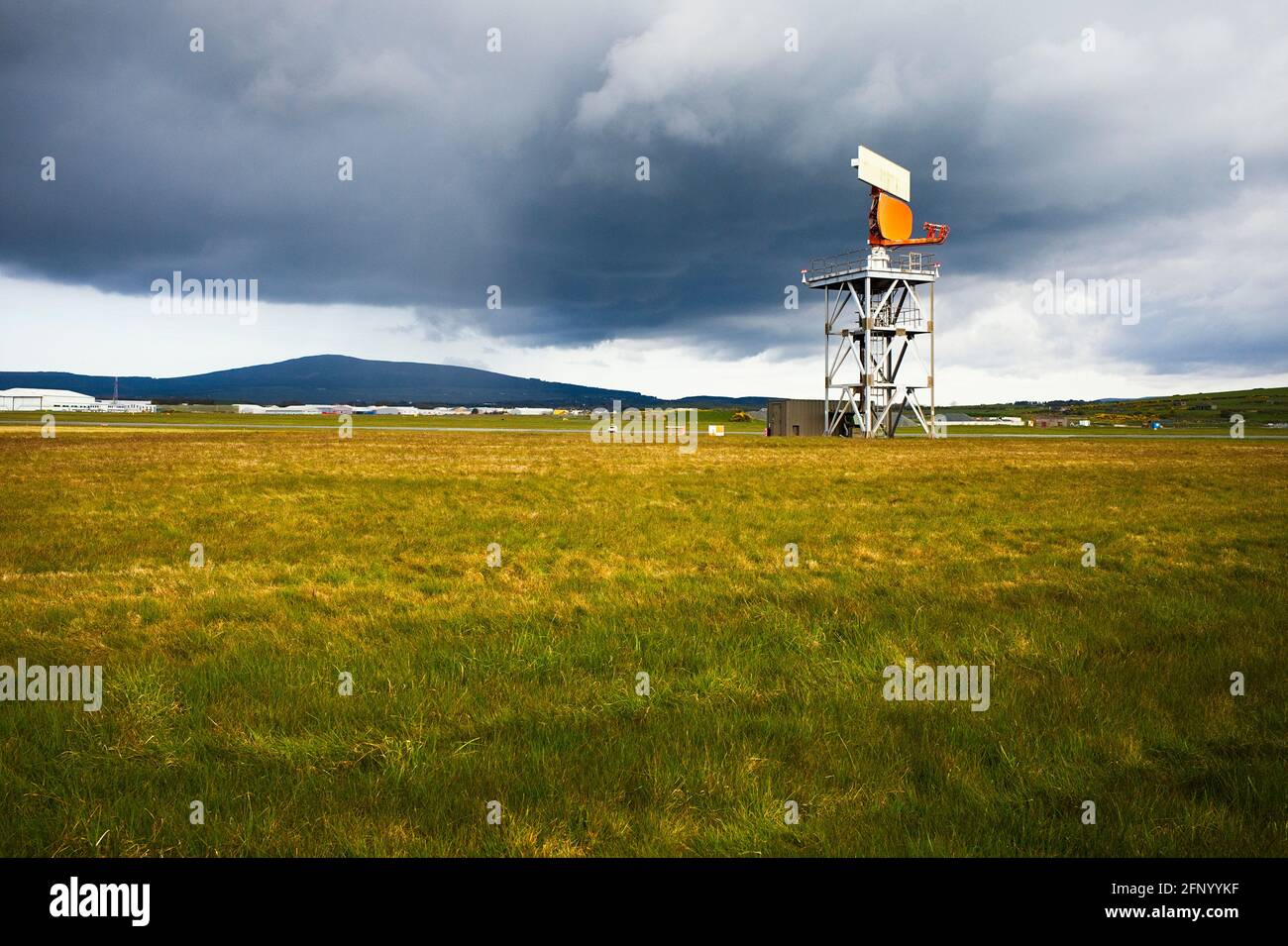 Installazione radar alla fine della pista di Ronaldsway aeroporto contro le nubi tempeste Foto Stock