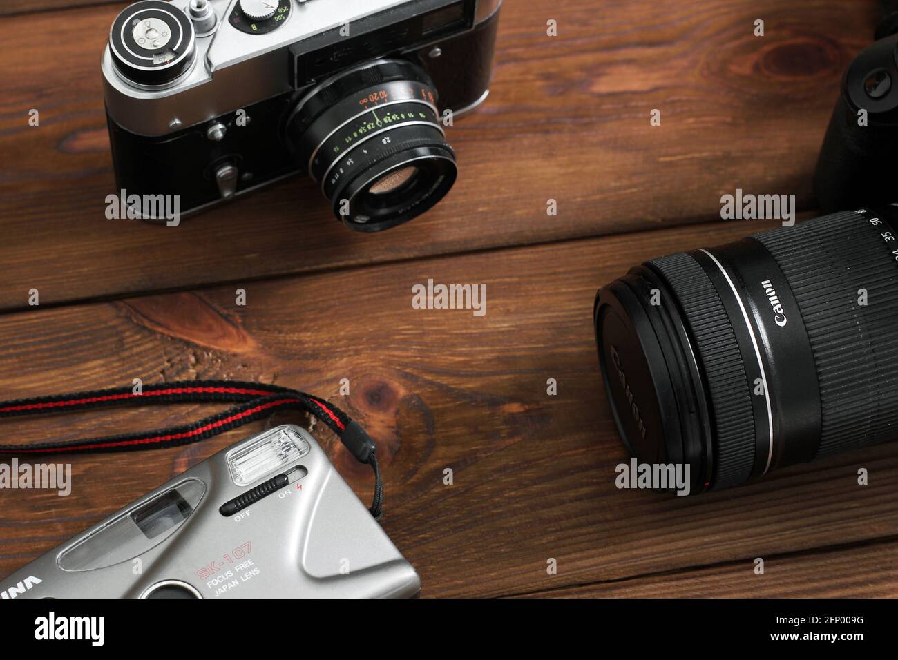 Kiev, Ucraina - 21 gennaio 2019: Tre telecamere su sfondo di legno. Fotocamera Canon Foto Stock
