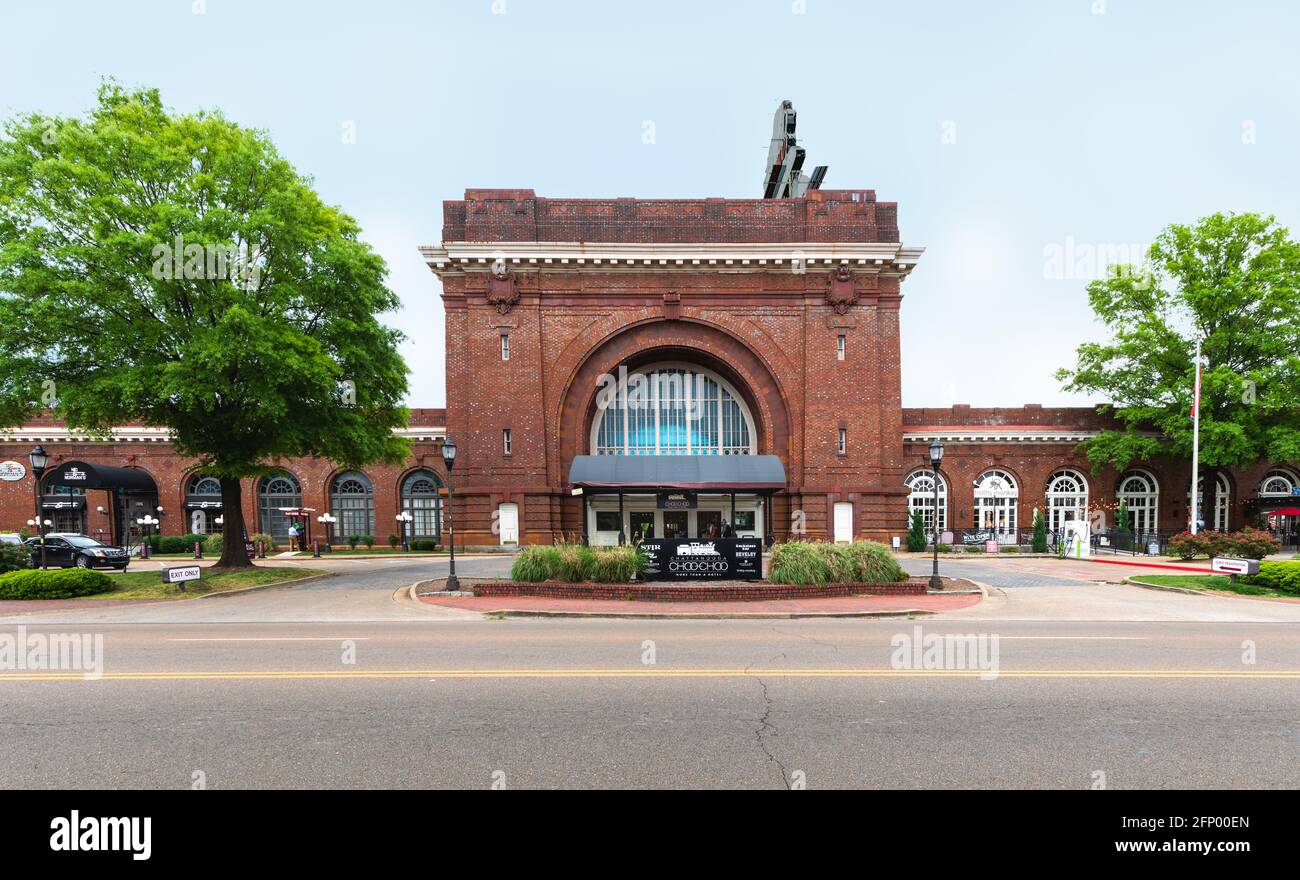 CHATTANOOGA, TN, USA-8 MAGGIO 2021: The Chattanooga Choo Choo Hotel. Vista frontale dell'edificio 1909 Terminal Station. Stile Beaux Arts. Spazio di copia. Foto Stock