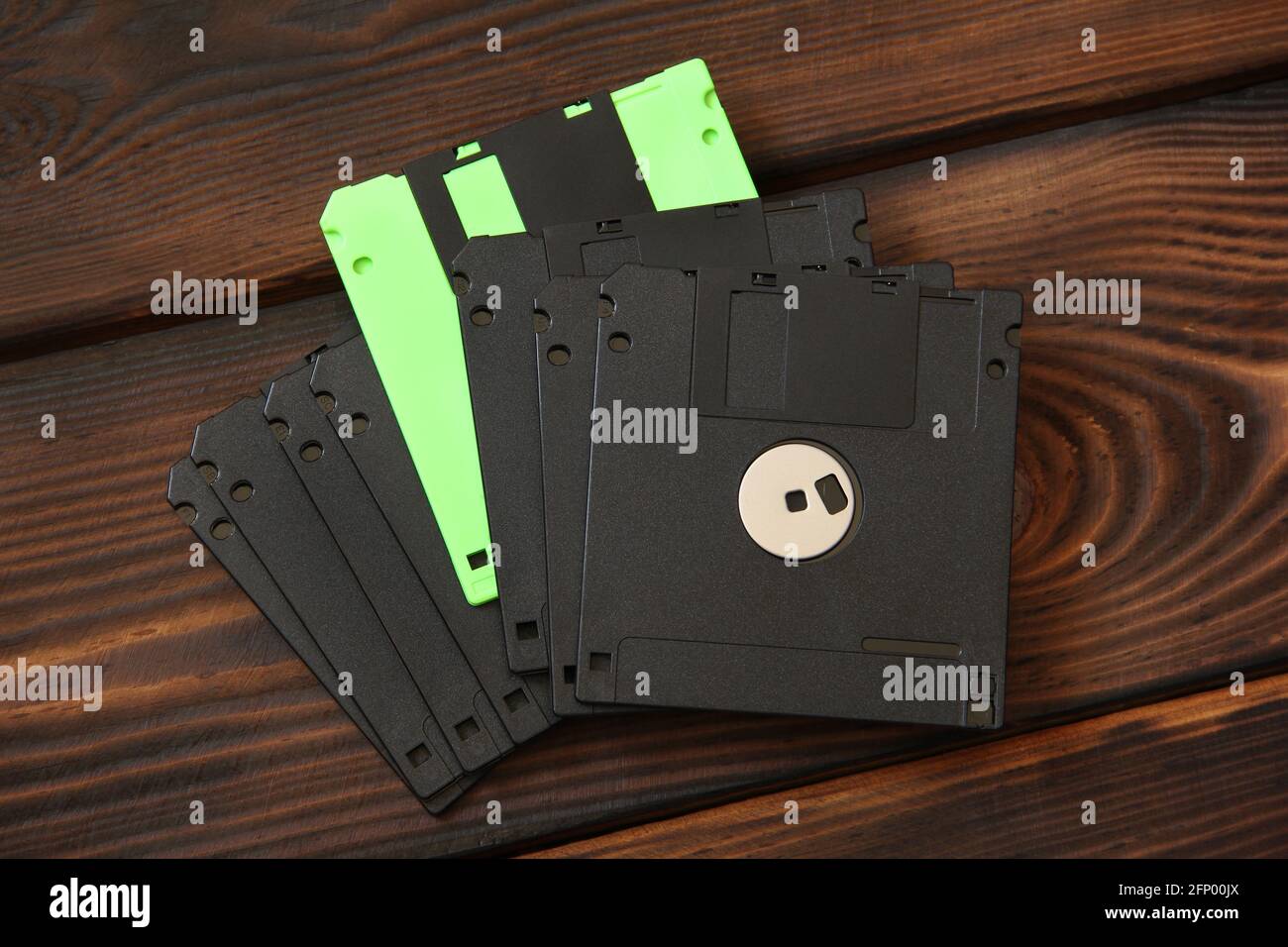 Floppy disk e dischi su sfondo di legno Foto Stock