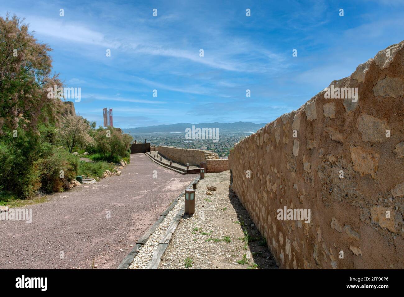 Muro di pietra sulla strada d'ingresso al castello medievale della città di Lorca, Murcia, Spagna. Con vista panoramica Foto Stock