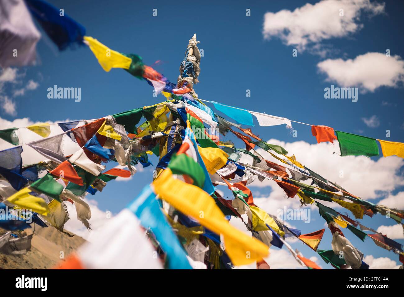 Bandiere di preghiera, Passo di Baralacha, Himachal Pradesh, India Foto Stock