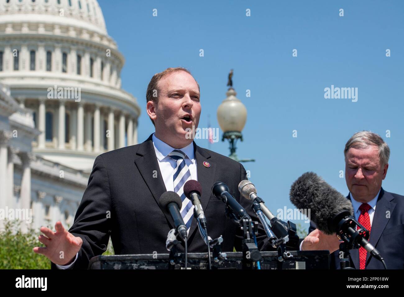 Il Rappresentante degli Stati Uniti Lee Zeldin (Repubblicano di New York), Copresidente della Camera del Repubblicano Israele Caucus, ha espresso le sue osservazioni durante una conferenza stampa sul conflitto tra Israele e Hamas, al di fuori del Campidoglio degli Stati Uniti a Washington, DC, mercoledì 19 maggio 2021. Credito: Rod Lammey/CNP /MediaPunch Foto Stock