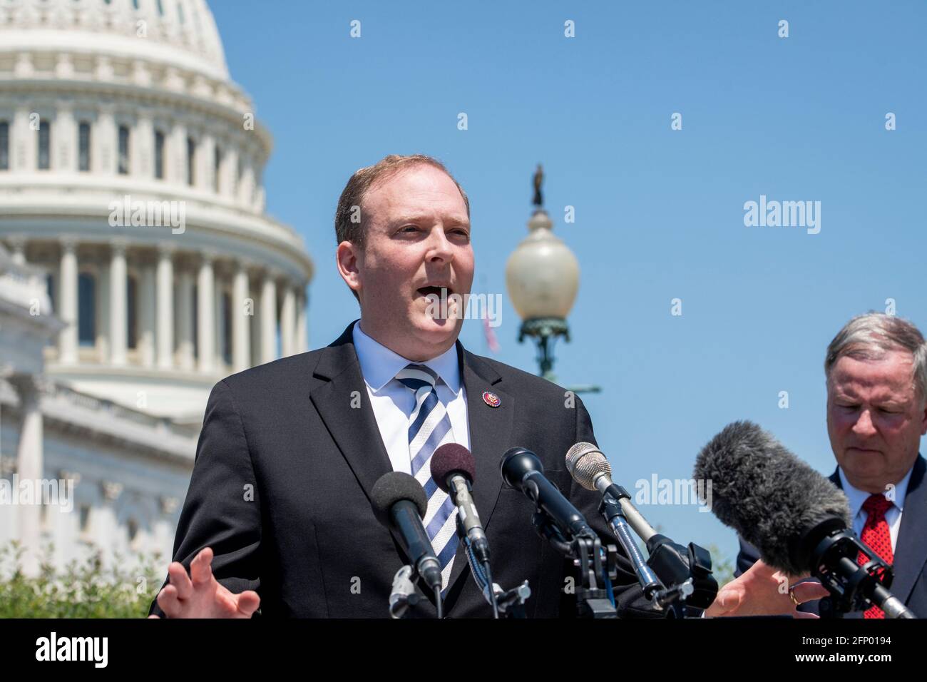 Il Rappresentante degli Stati Uniti Lee Zeldin (Repubblicano di New York), Copresidente della Camera del Repubblicano Israele Caucus, ha espresso le sue osservazioni durante una conferenza stampa sul conflitto tra Israele e Hamas, al di fuori del Campidoglio degli Stati Uniti a Washington, DC, mercoledì 19 maggio 2021. Credito: Rod Lammey/CNP /MediaPunch Foto Stock