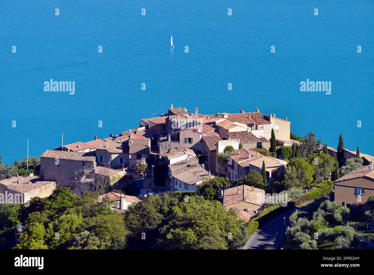 Villaggio di Sainte-Croix-du-Verdon e il suo lago nel dipartimento delle Alpi dell'alta Provenza nel sud-est della Francia. Foto Stock