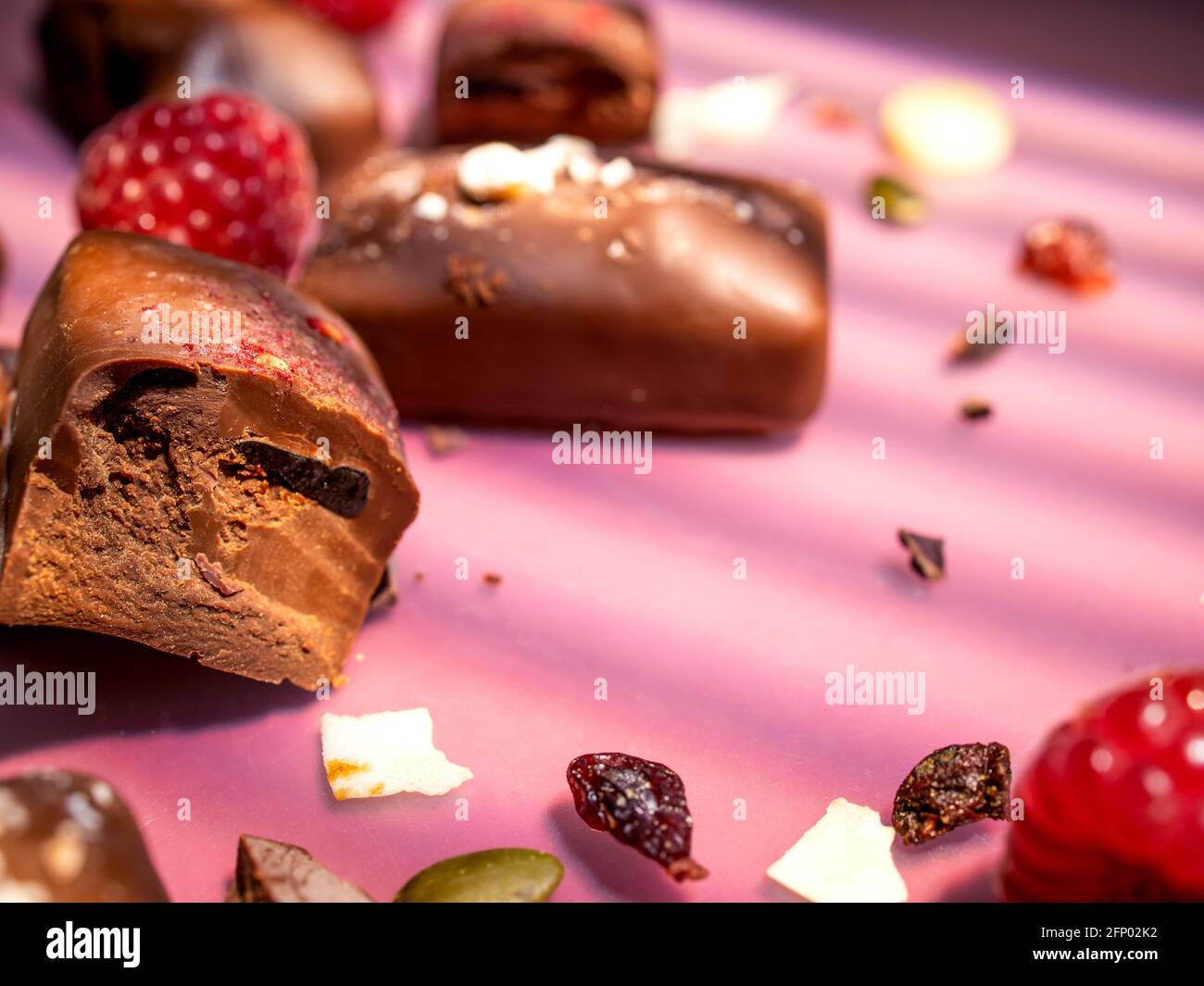 Mazzo di cioccolato fatto a mano, patatine di cocco, lamponi e noci Foto Stock