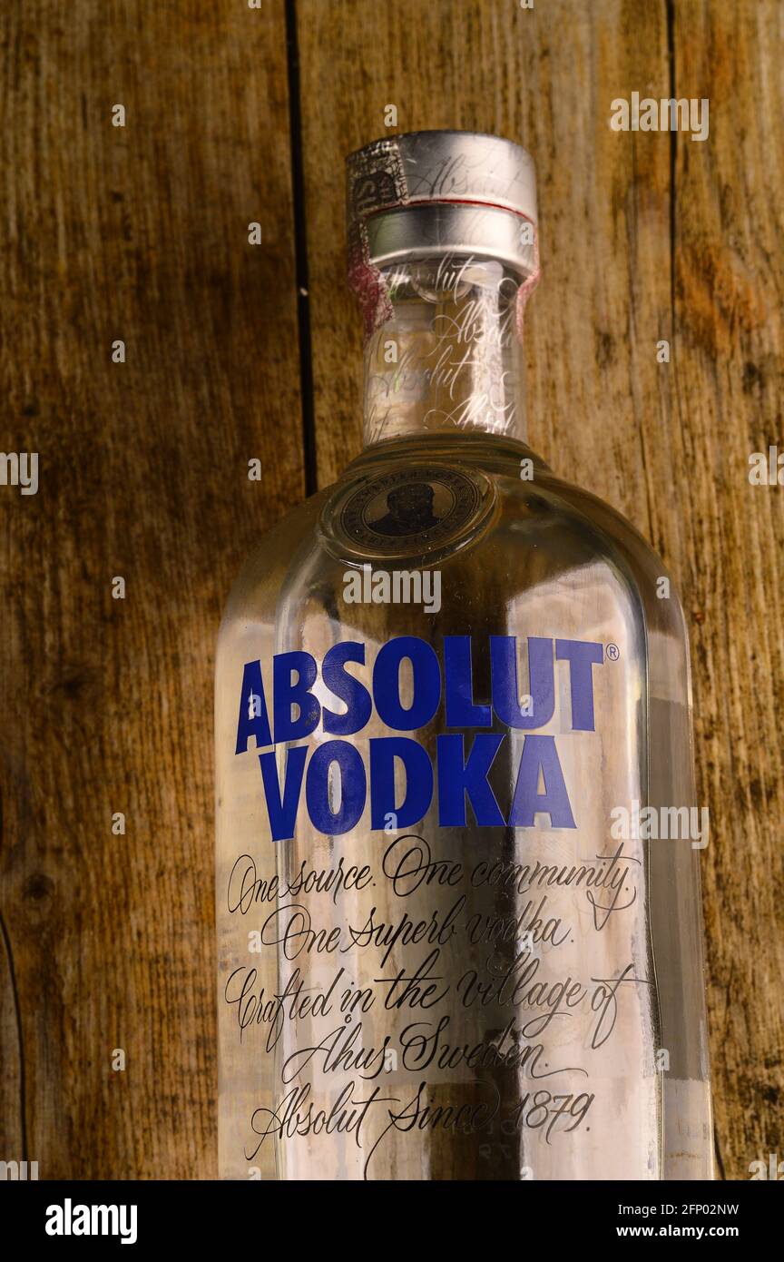 Absolut vodka sul tavolo Foto stock - Alamy