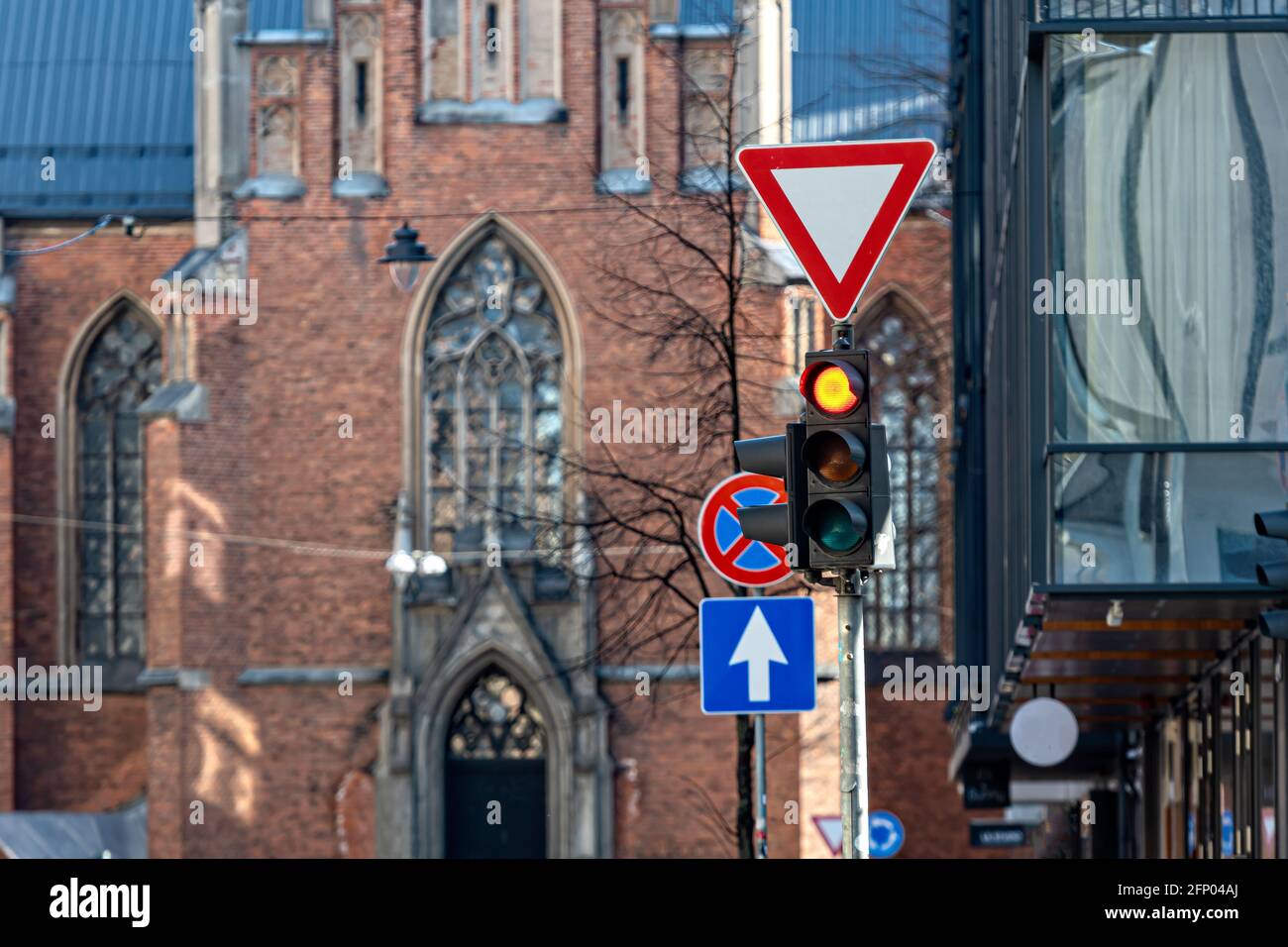 i segnali stradali e semaforo con semaforo rosso sullo sfondo urbano, primo piano Foto Stock