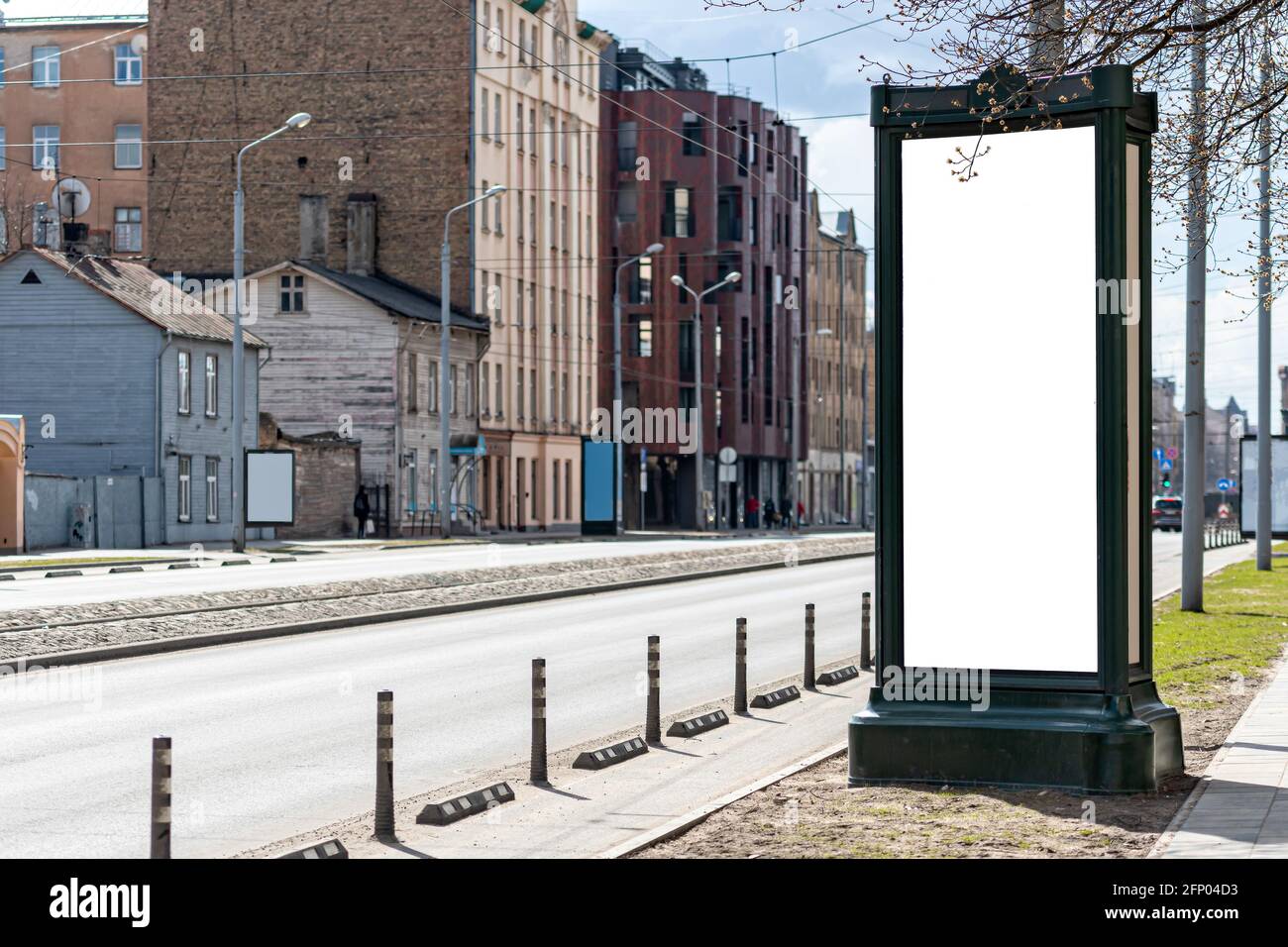 cartellone vuoto verticale sulla strada della città, mockup pubblicitario esterno Foto Stock