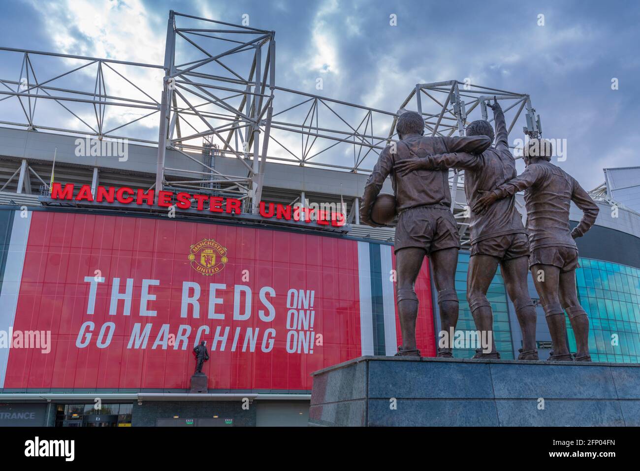 Vista della statua e dell'esterno dell'Old Trafford Football Stadium. Salford, Manchester, Inghilterra, Regno Unito, Europa Foto Stock