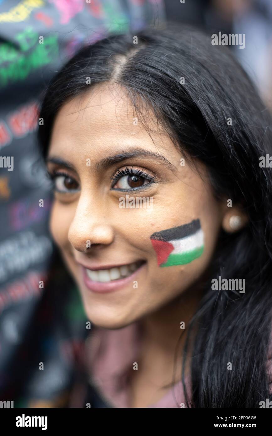 Ritratto di protetore con bandiera palestinese dipinta su guancia, protesta di solidarietà 'Palestina libera', Londra, 15 maggio 2021 Foto Stock