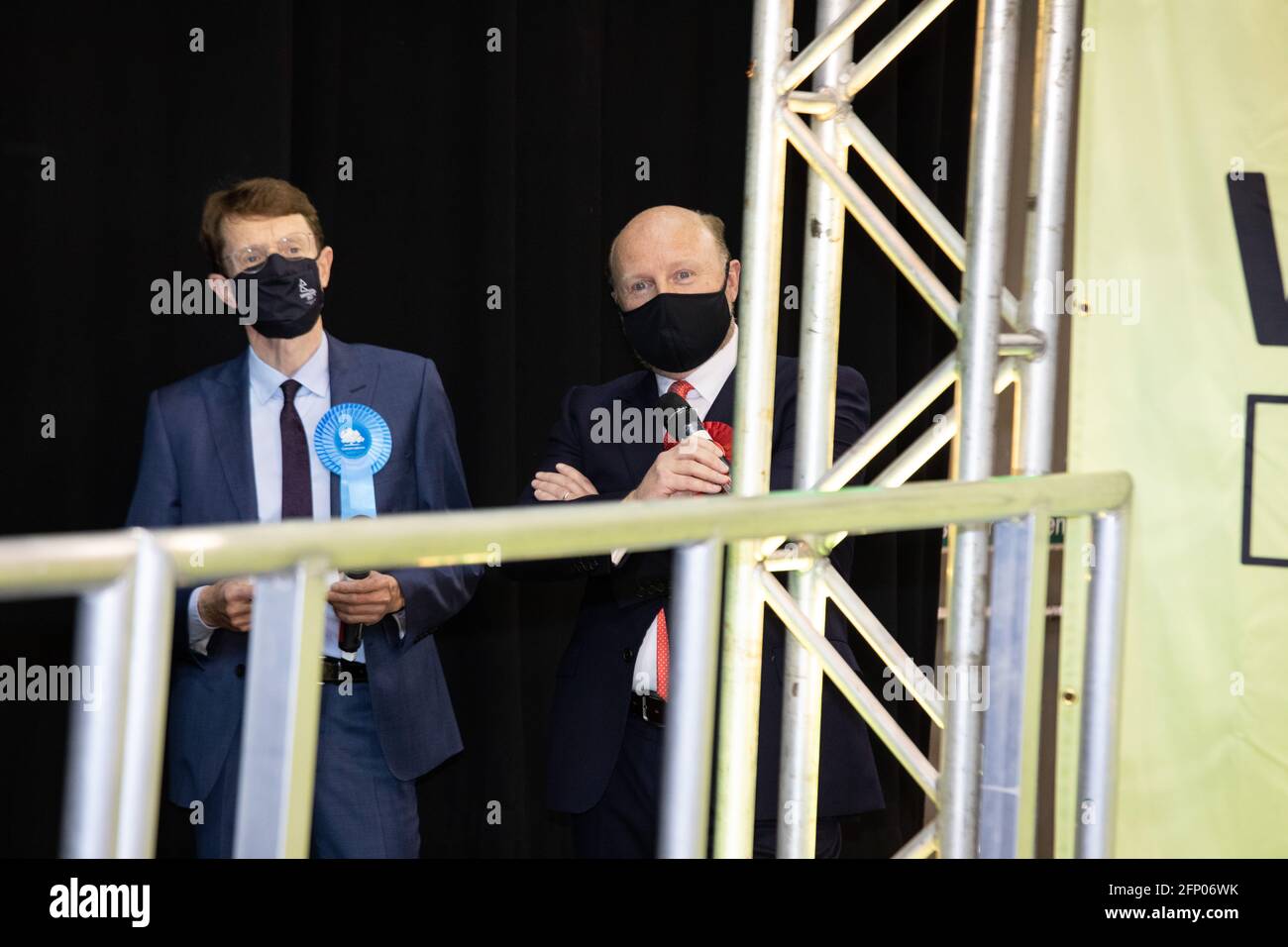 Andy Street (a sinistra) e Liam Byrne (a destra) attendono l'annuncio della decisione del sindaco delle West Midlands. Andy Street ha poi vinto le elezioni dopo il secondo conteggio. Foto Stock