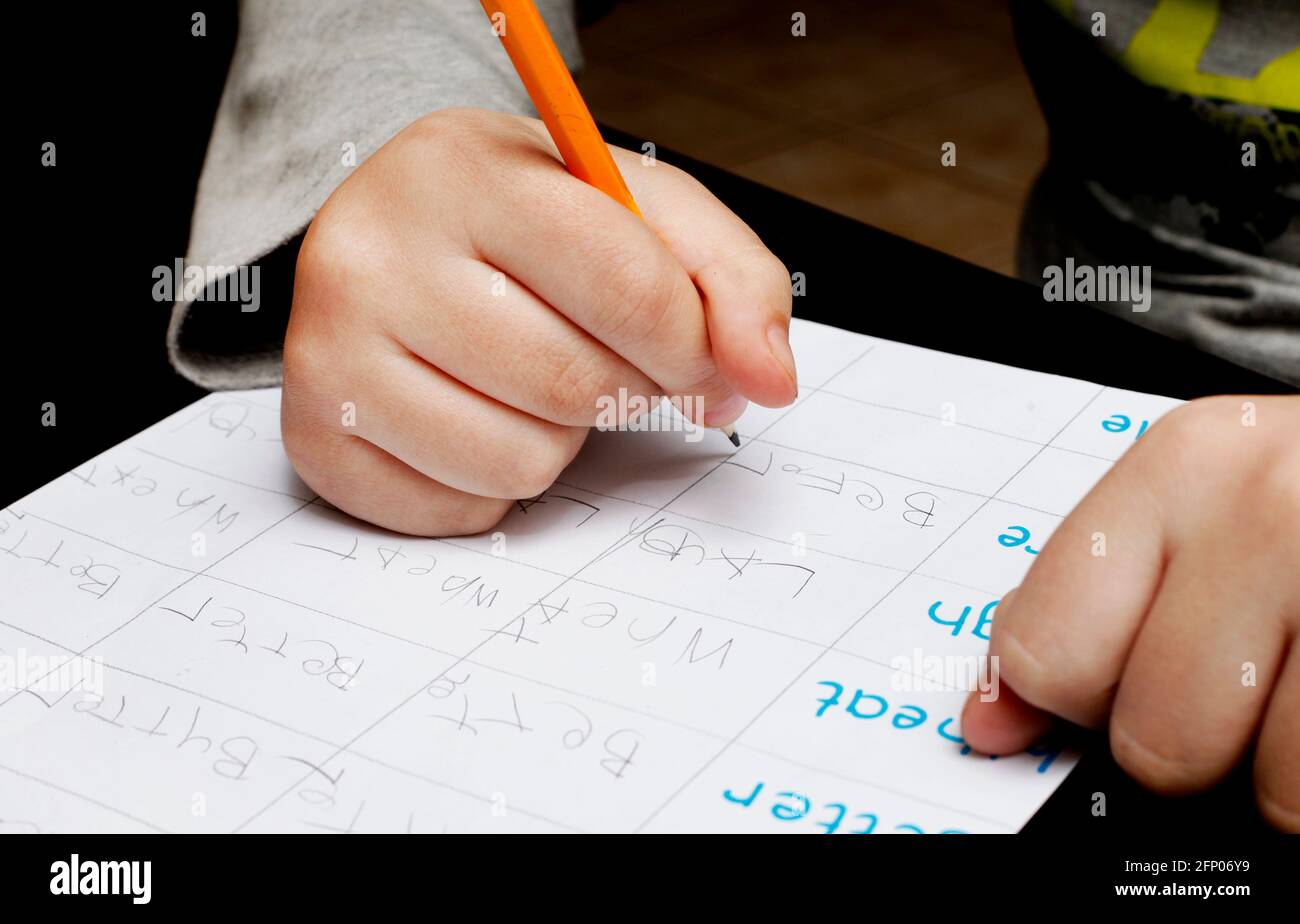 bambino della scuola primaria che fa i compiti Foto Stock